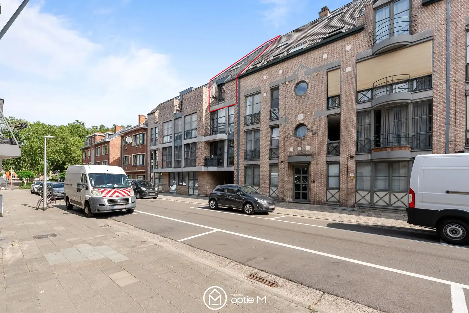 Instapklaar appartement te koop in Hasselt inclusief garage foto {{pictureIndex}}