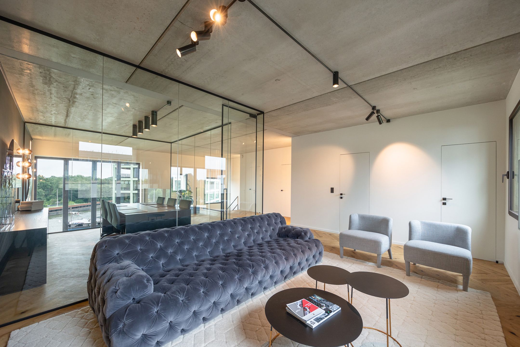Prachtige duplexloft in project “Kanaal” van Axel Vervoordt. foto {{pictureIndex}}