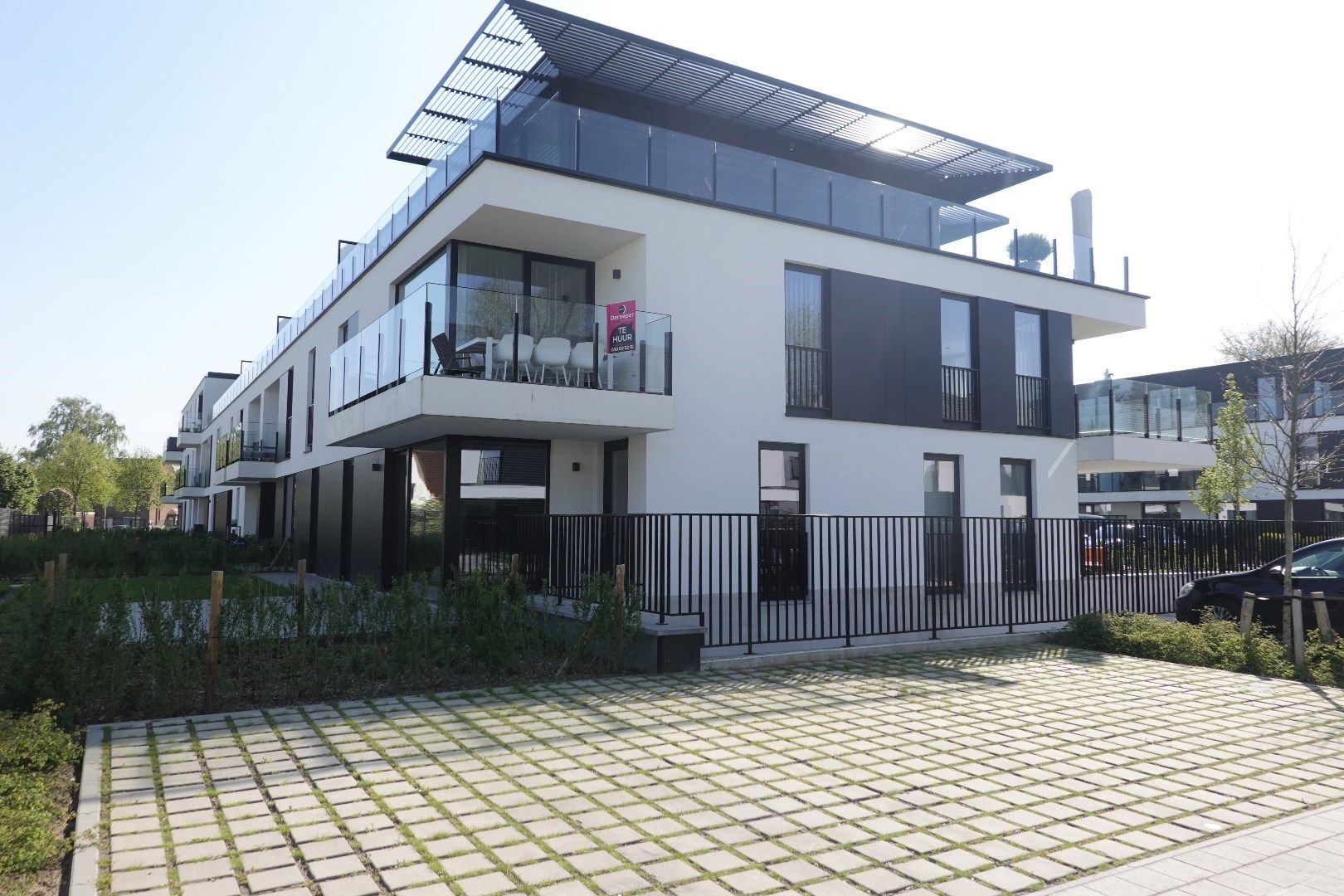 Nieuwbouwappartement met garagebox foto {{pictureIndex}}