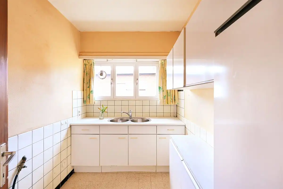 Lichtrijk te renoveren hoekappartement in hartje Brasschaat foto 4
