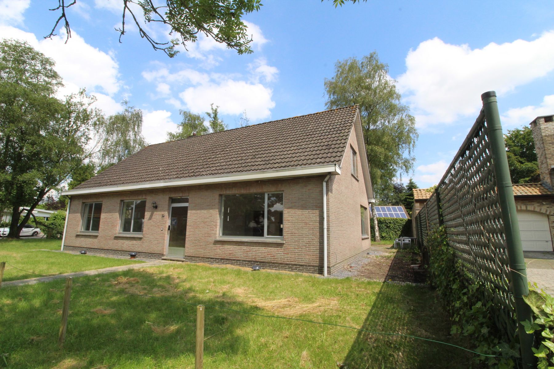 Deze degelijk gebouwde woning uit de jaren '70 is toe aan een opknap / renovatiebeurt en heeft volgende te bieden;     Gelijkvloers:  inkomhal met aansluitend nachthal Leefruimte met schuifraam naar terras keuken met aansluitend berging (onder de trap) achter inkom met toilet en toegang tot inpandige garage ruime garage met extra buitendeur en automatische poort naast de garage nog een berging/technische ruimte 2 slaapkamers badkamer met bad, lavabo en voorziening voor toilet  De eerste verdiepi foto 2