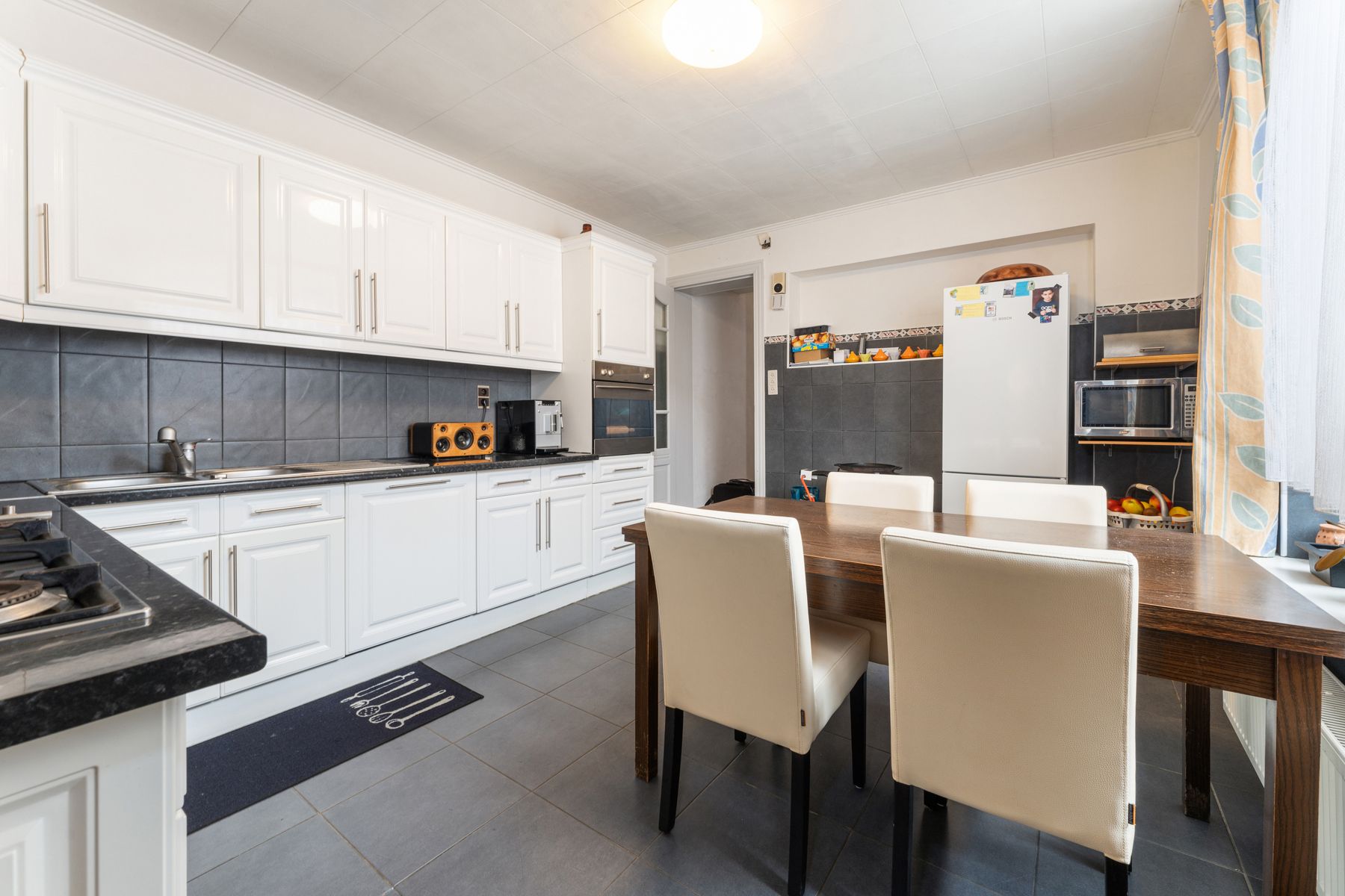 Vernieuwde woning,  gelegen te Roeselare met tuin en garage  foto 2