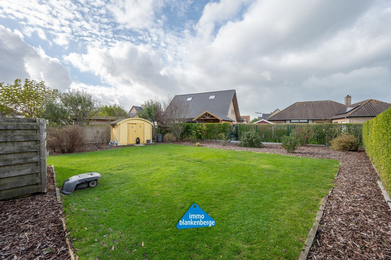 Ruime villa met zonnige tuin en moderne veranda op wandelafstand van de zee foto 4