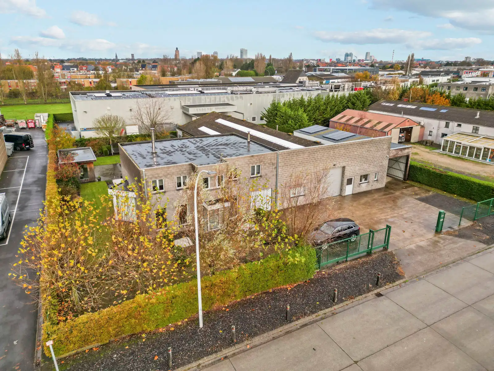 Ruime woning met loods in het industriepark te Oostende. foto {{pictureIndex}}