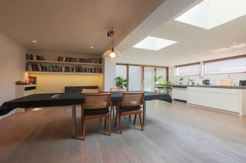 Ruime, luxueus ingerichte woning met 3 slaapkamers, grote garage (klein magazijntje), grote tuin...(energielabel D, zonnepanelen,...) foto 3