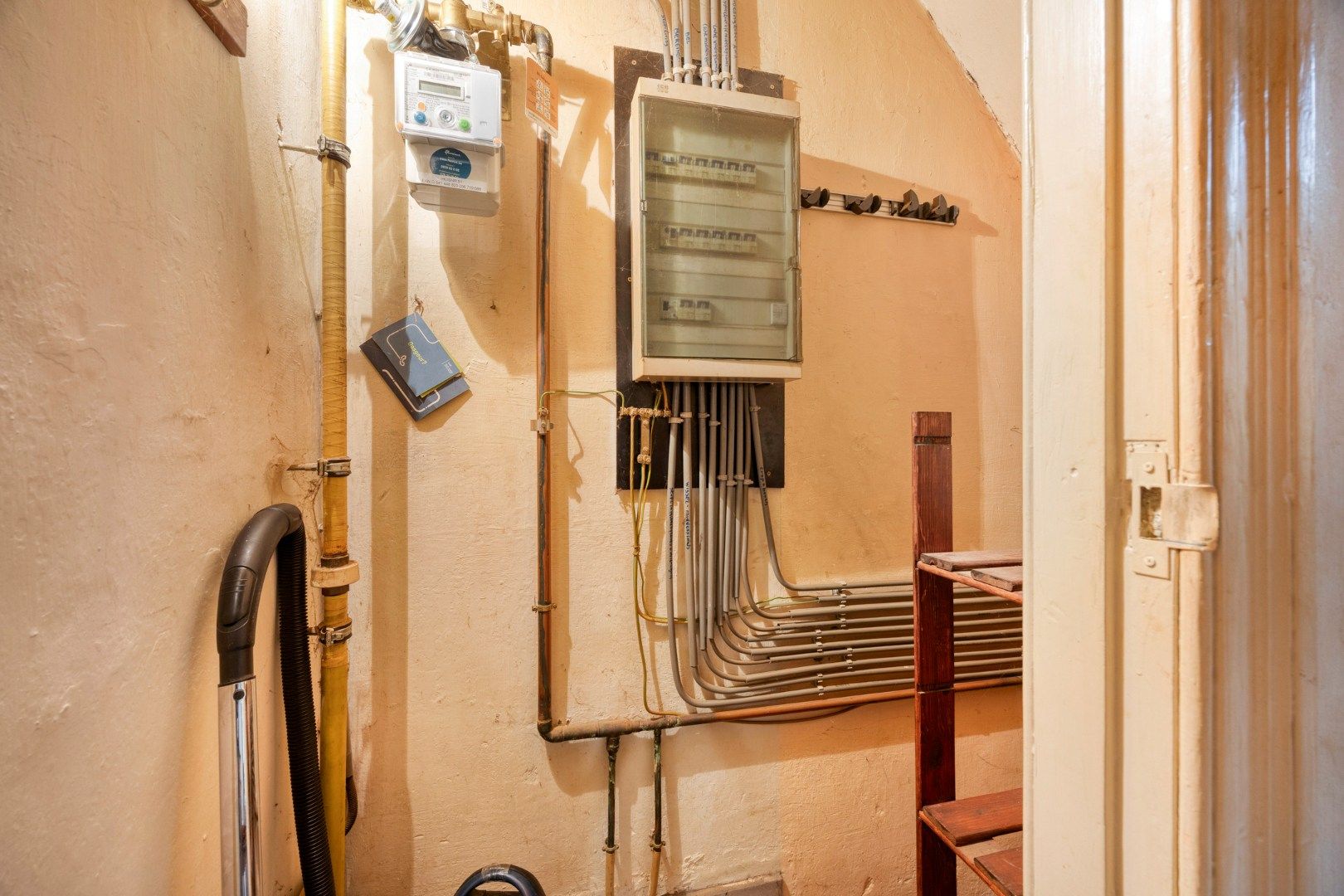 Te renoveren woning langs het centrum van Mol !  foto 7