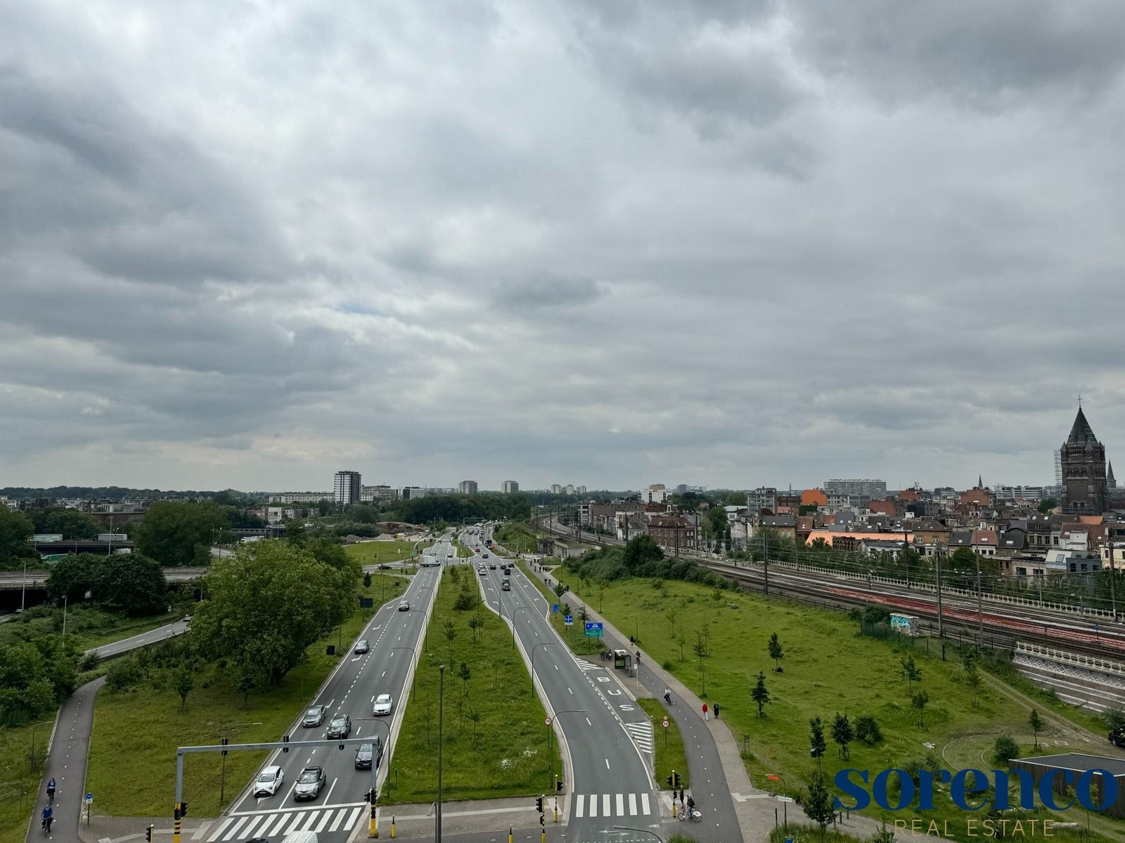 Lumineus 2 slaapkamer app. met terras te Antwerpen + P foto 13