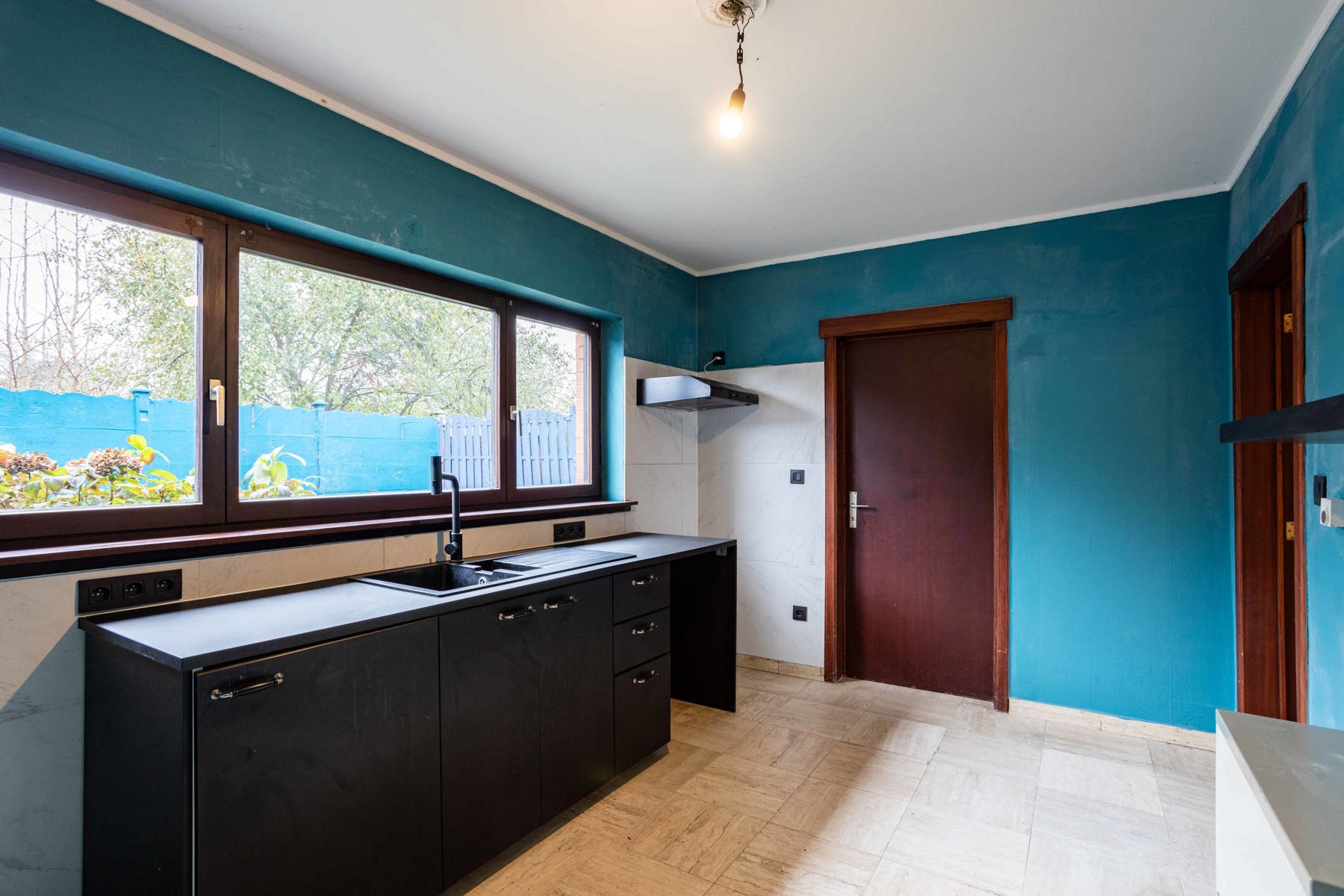 Gesloten bebouwing met garage en drie slaapkamers.  foto 6