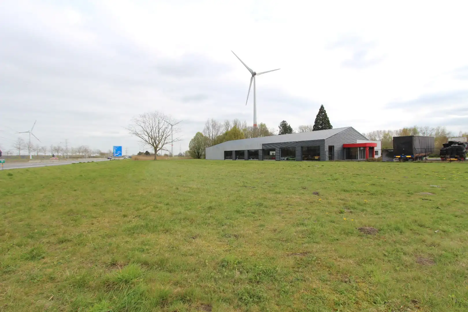 Ruime toonzaal, atelier langs de expressweg Knokke- Antwerpen te Eeklo foto 20