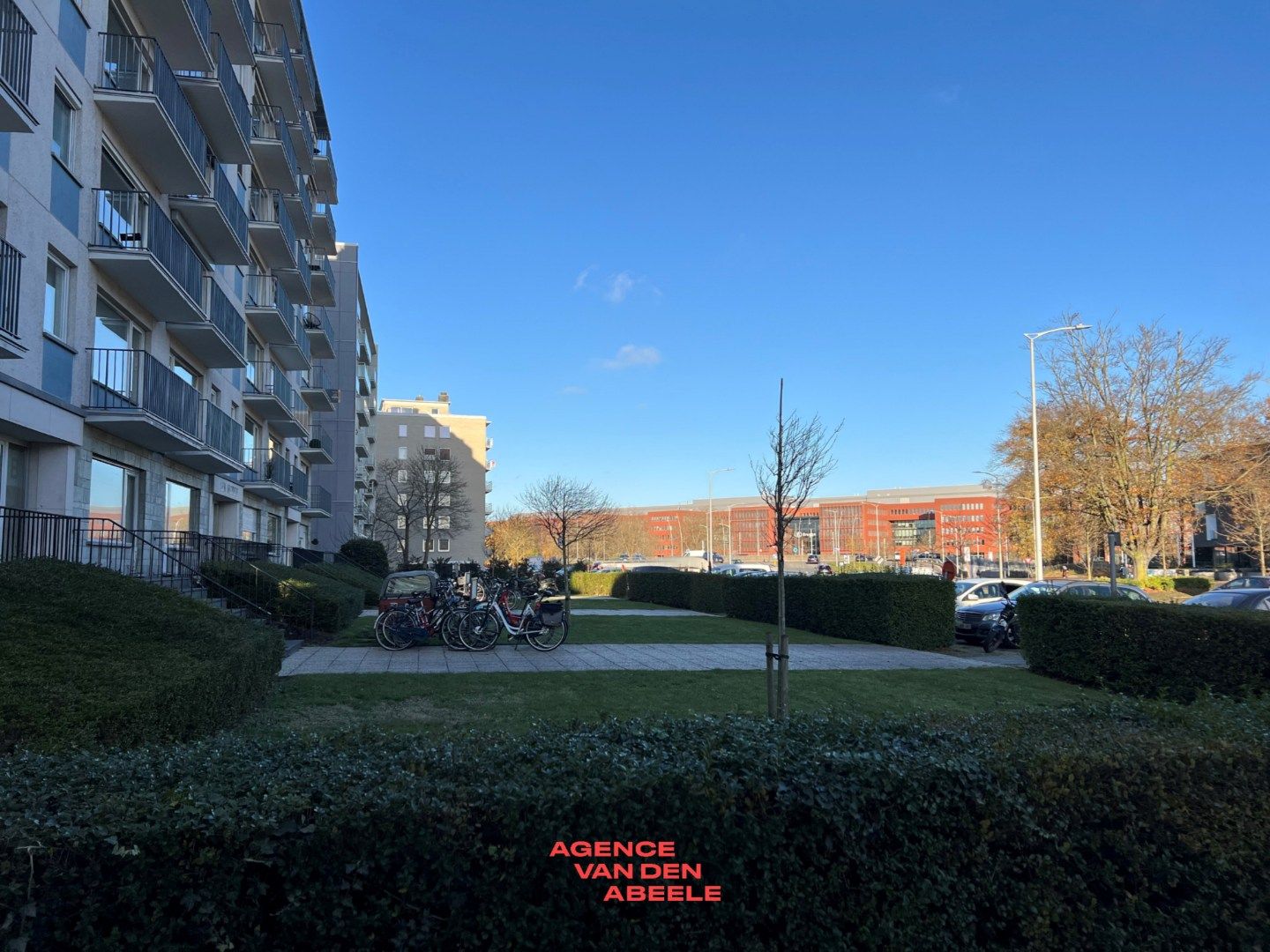 Ruime garagebox 6.75 X 2.85 nabij het station foto 4