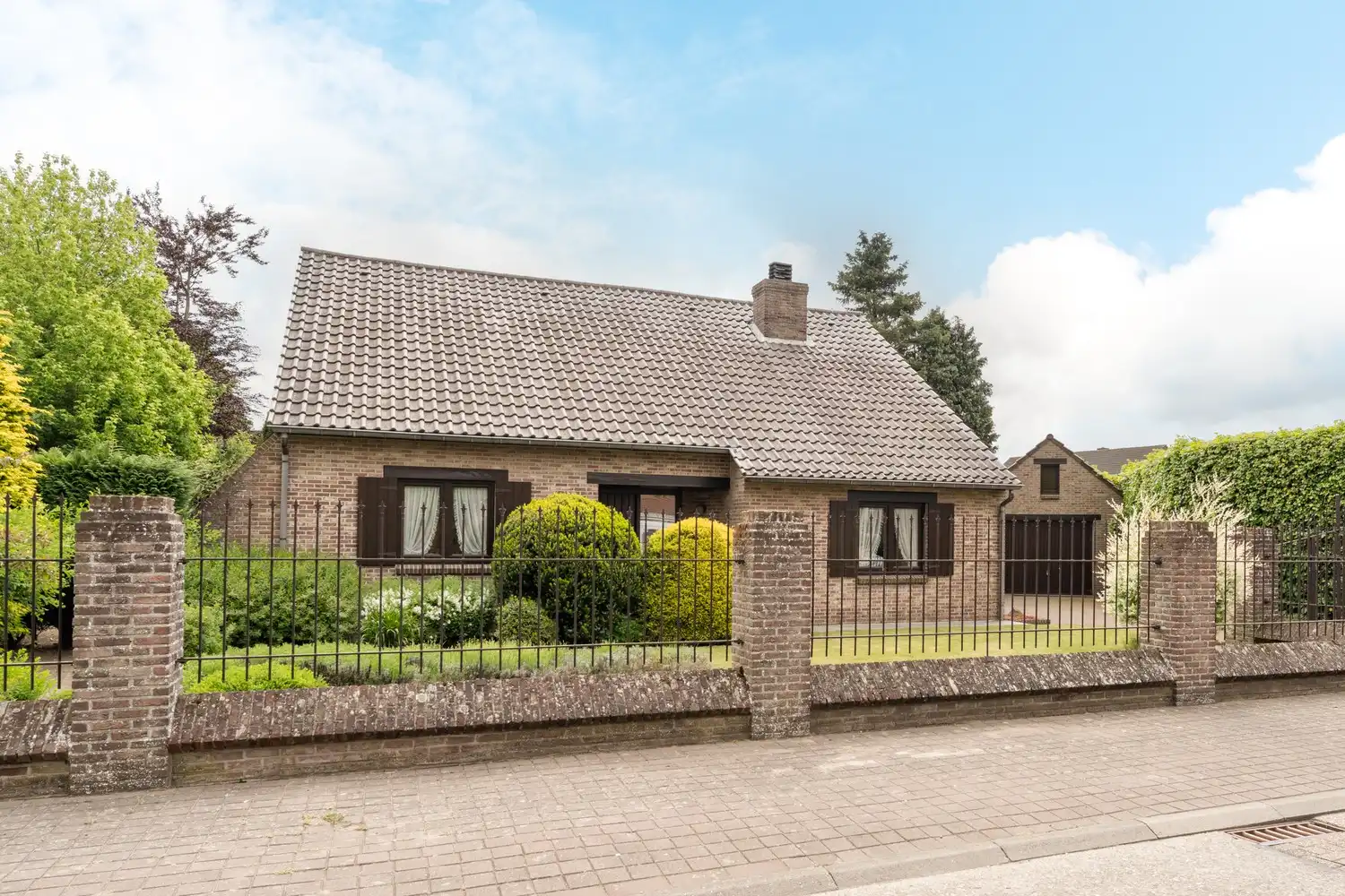 Karaktervolle woning in het centrum van Hamont met een mooi perceel grond foto {{pictureIndex}}