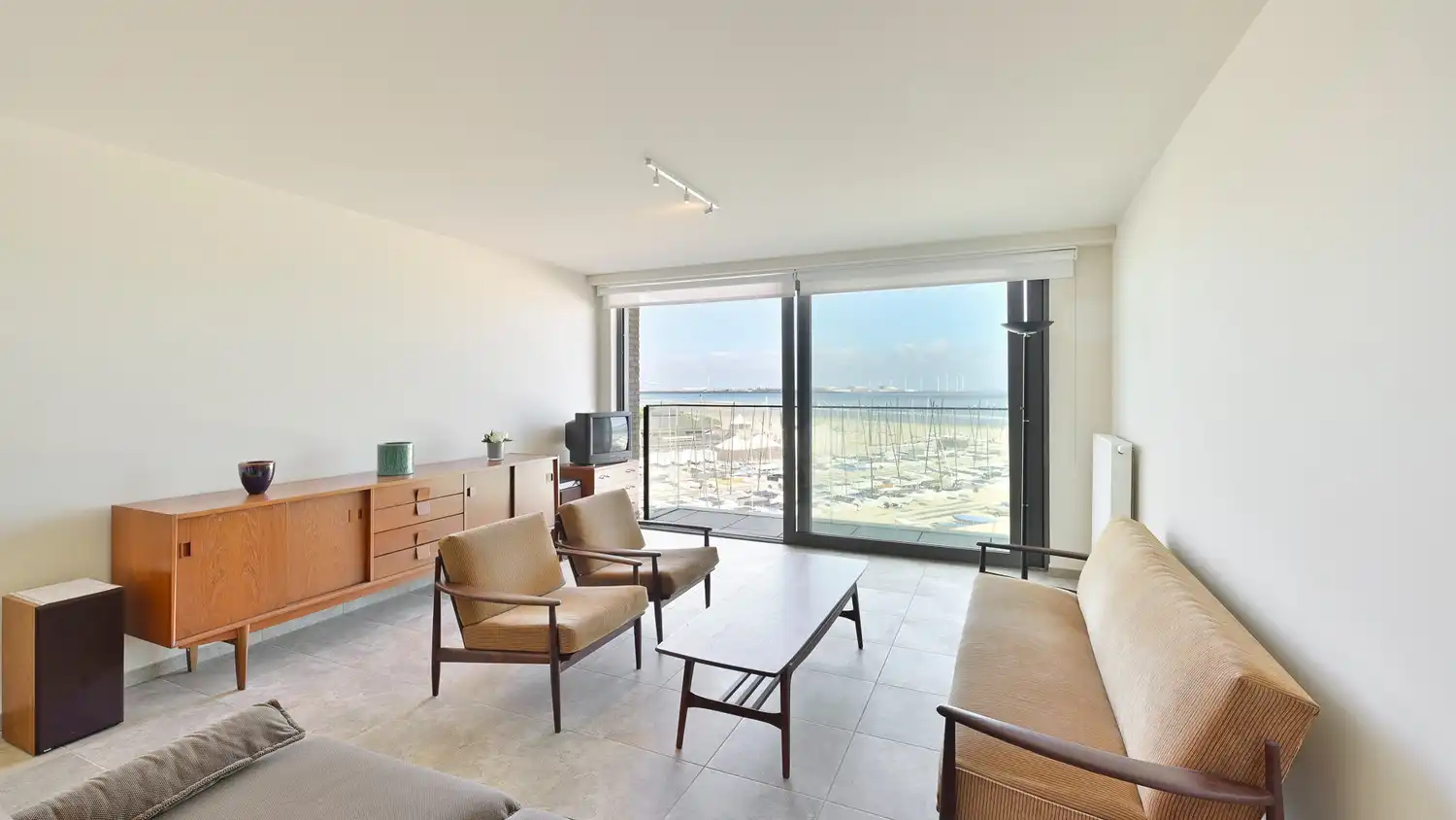 Instapklaar 2-slaapkamerappartement met frontaal zeezicht in een recent gebouw op de zeedijk te Duinbergen. foto 3