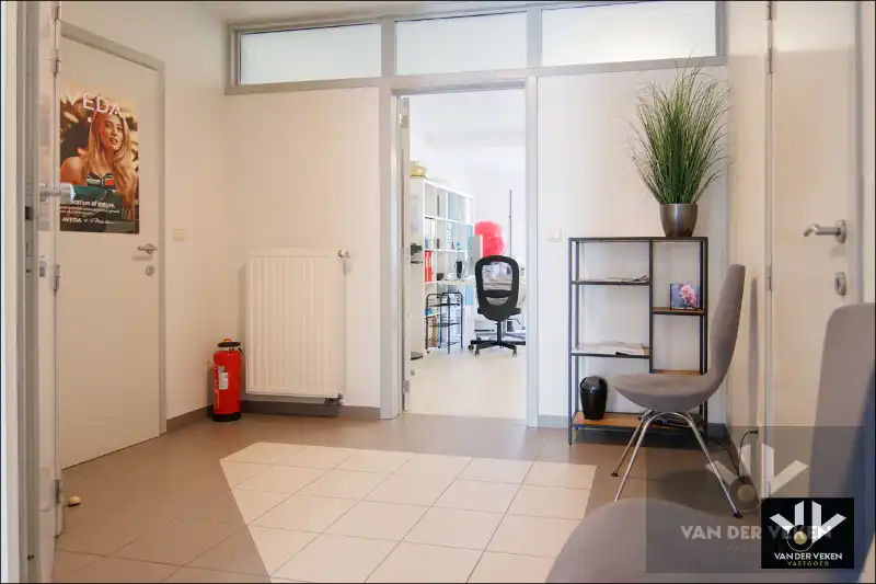 Energiezuinige, instapklare en ruime praktijkwoning met ideale ligging, tal van mogelijkheden en dubbele garage foto 2