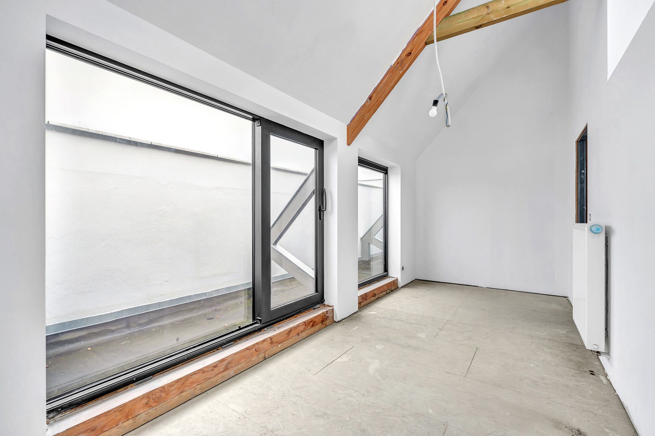 Goed gelegen opslagplaats met ruim af te werken appartement foto 14