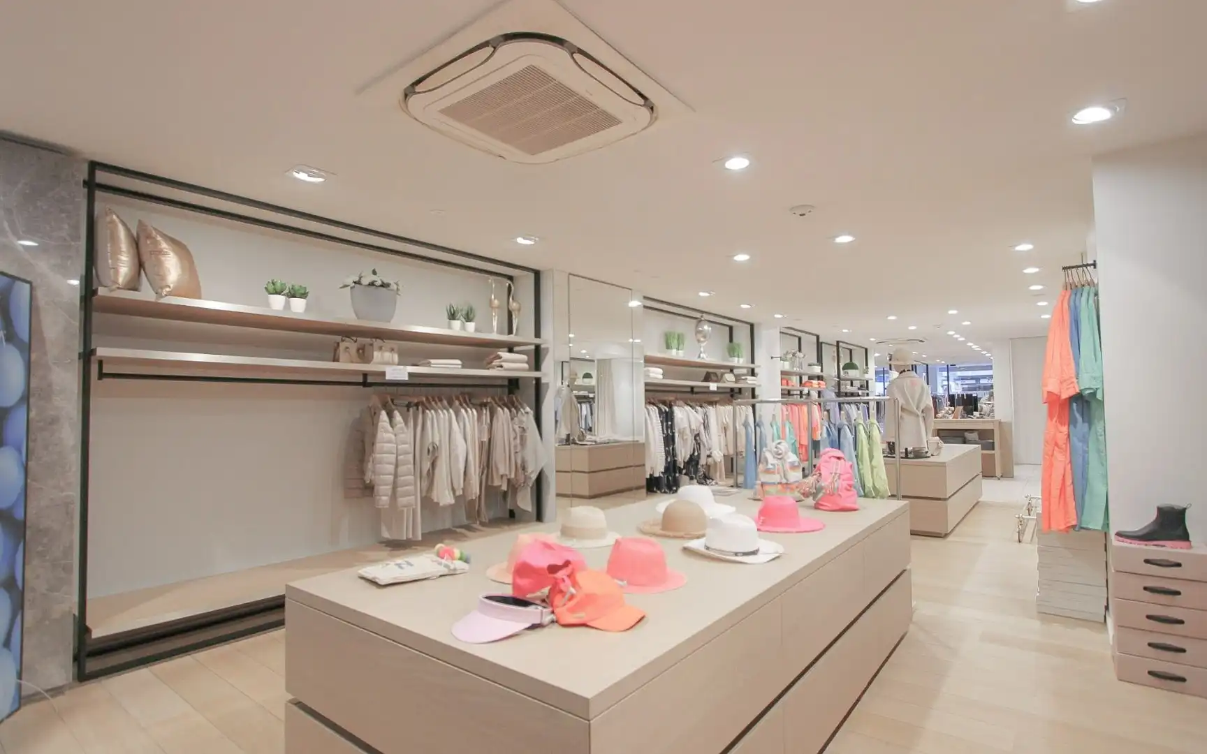 centraal gelegen handelspand Lippenslaan 248 te huur  foto 3