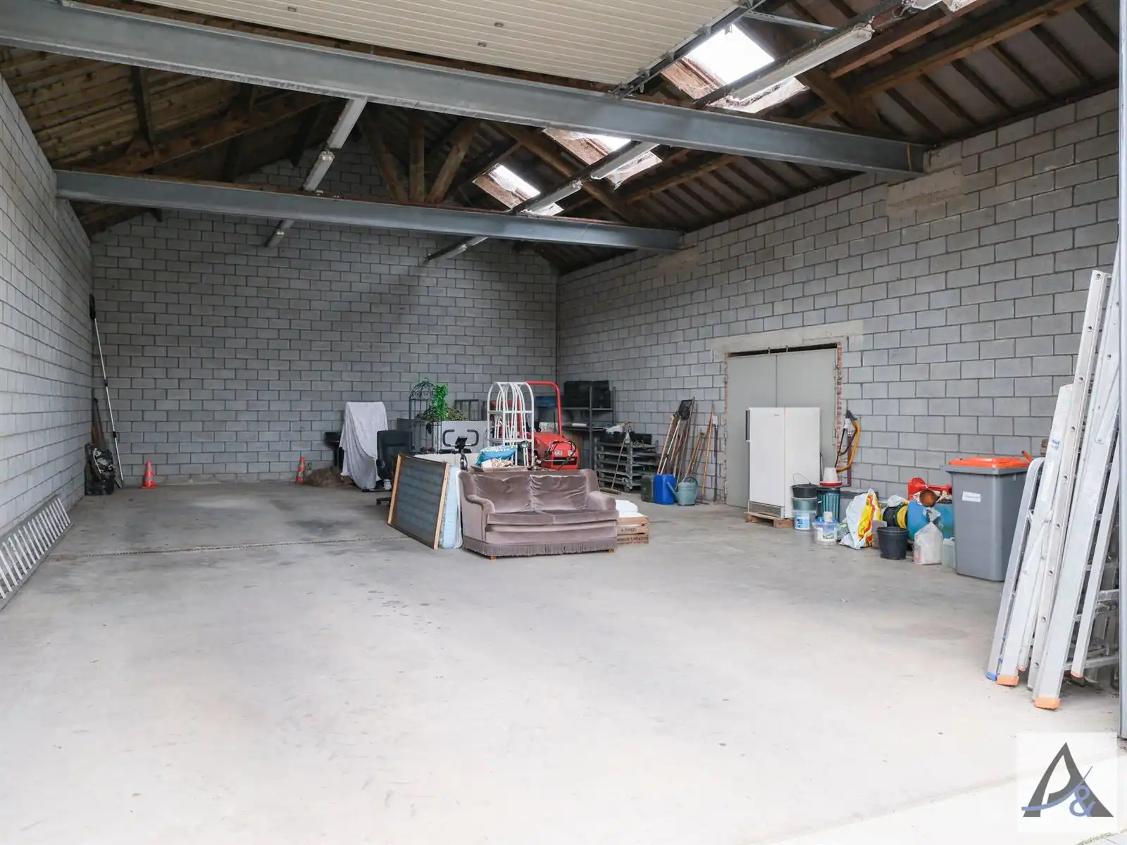 Exclusieve villa met ruime loods in hartje Munsterbilzen foto 16