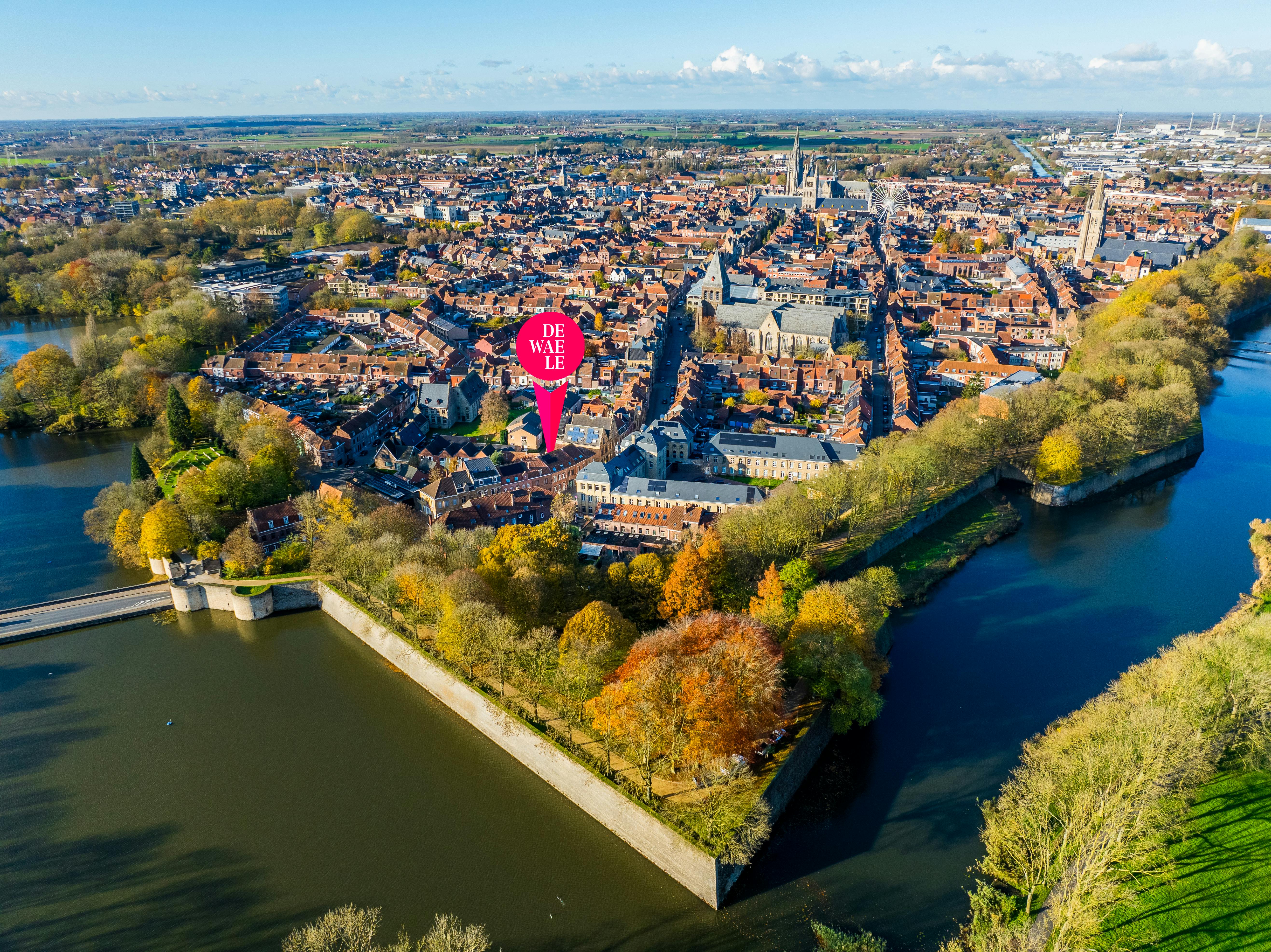 Uniek herenhuis in hartje Ieper met 8 slaapkamers en 7 badkamers  foto 2