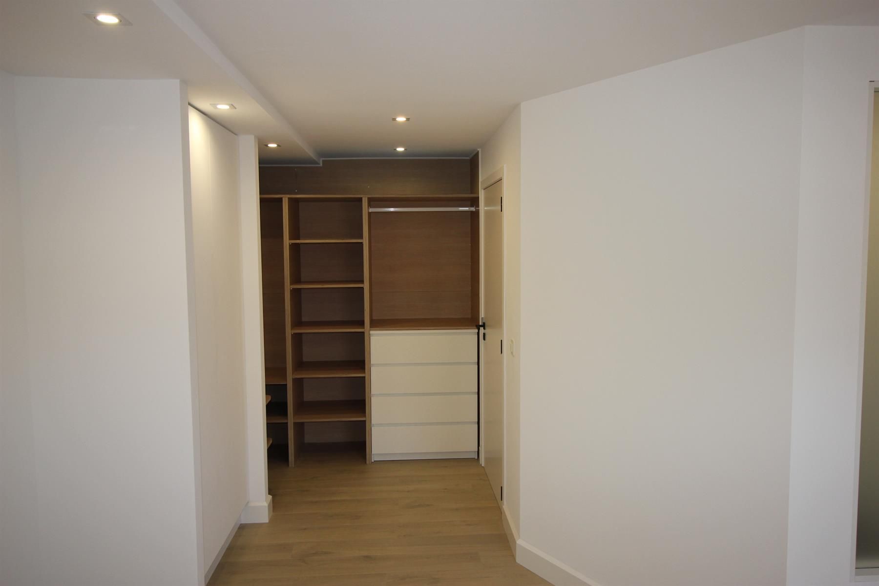 Prachtig gelijkvloersappartement met 2 slaapkamers en garage. foto 6