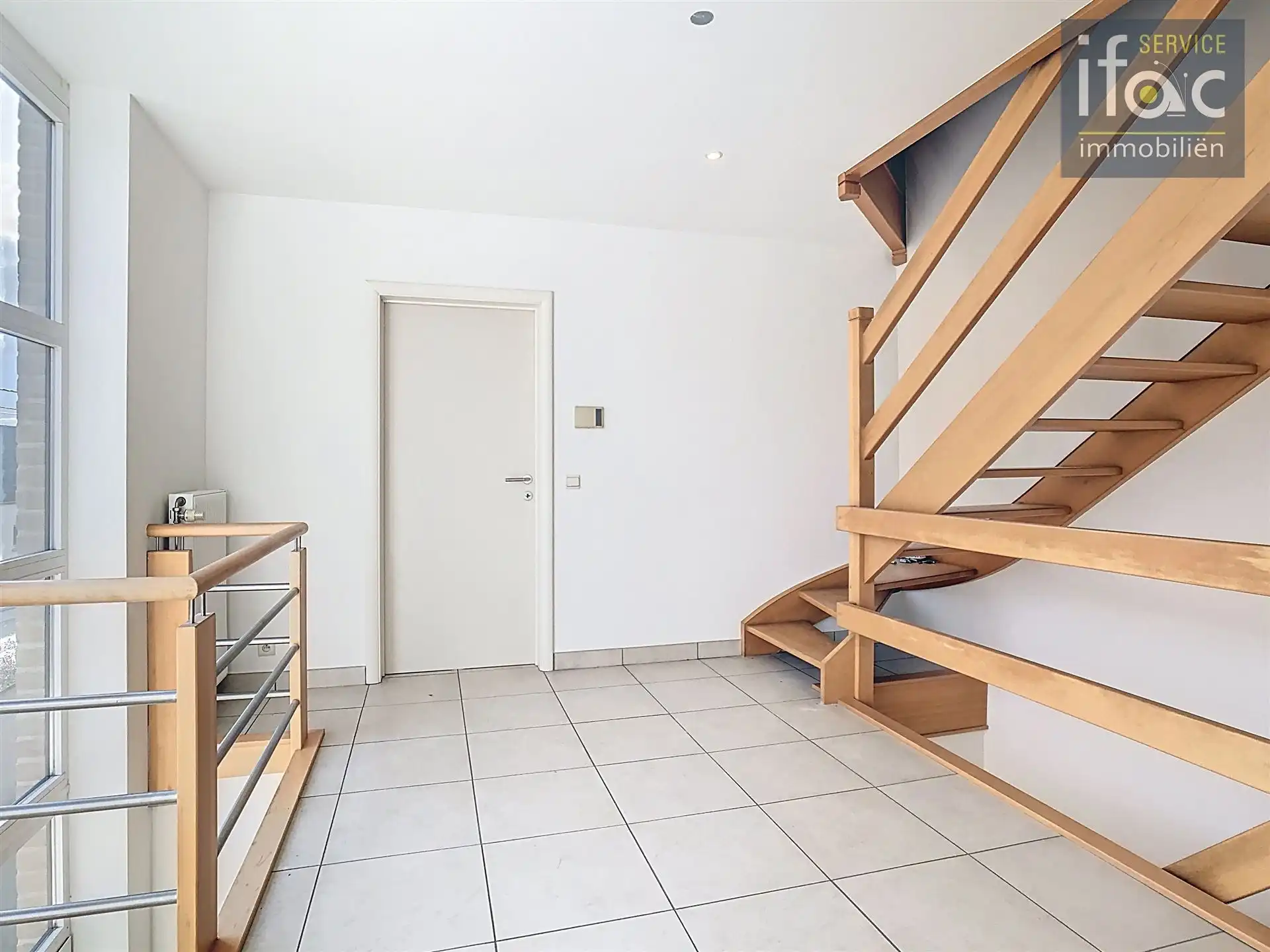 Villa met 4 slaapkamers, 2 badkamers, tuin en garages foto 14