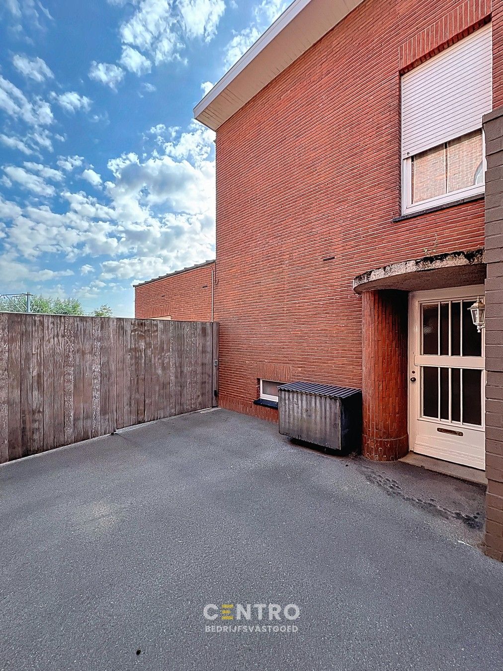 Woning met commerciële ruimte (eenvoudig om te vormen naar ruime leefruimte), 240m² bewoonbaar, extra tuinbergingen en DUBBELE garage te Torhout. foto 8