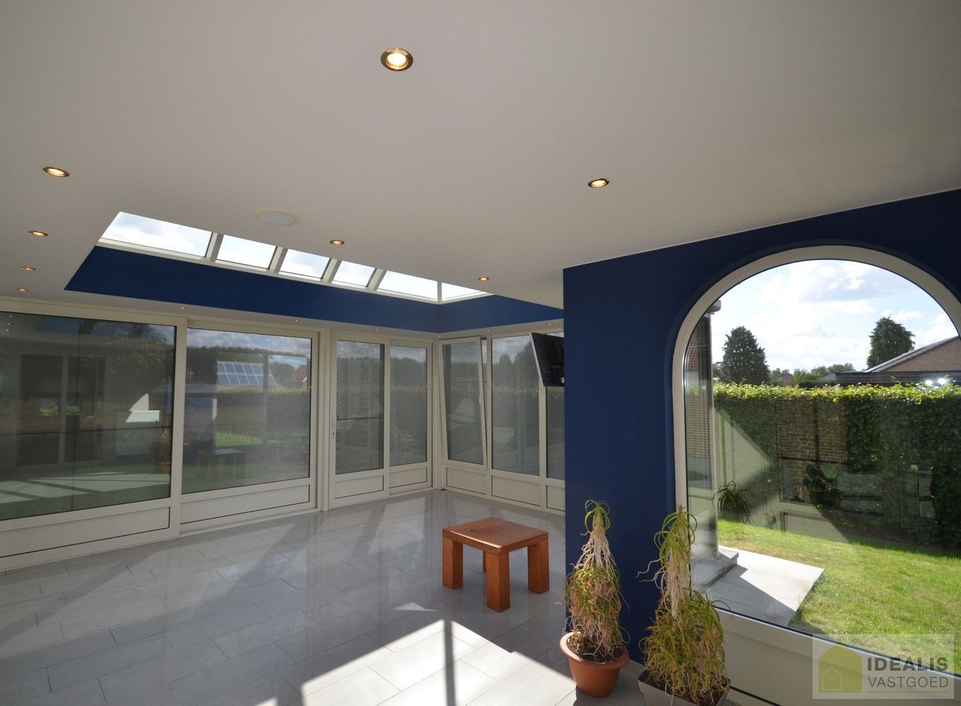 IDEALIS VASTGOED – Charmante, instapklare woning in een groene, rustige omgeving in hartje Hechtel (Hechtel-Eksel) met +-370m² bewoonbare oppervlakte! Deze gezellige woning biedt een aangename leefruimte, maar liefst 5 slaapkamers, 2 badkamers, een praktische indeling én een ruime tuin waar je volop kan genieten van het uitzicht. Het pand bevindt zich op een mooi breed perceel en is ideaal voor wie houdt van rust en privacy, maar toch een vlotte verbinding wenst naar omliggende gemeenten en steden. foto 11