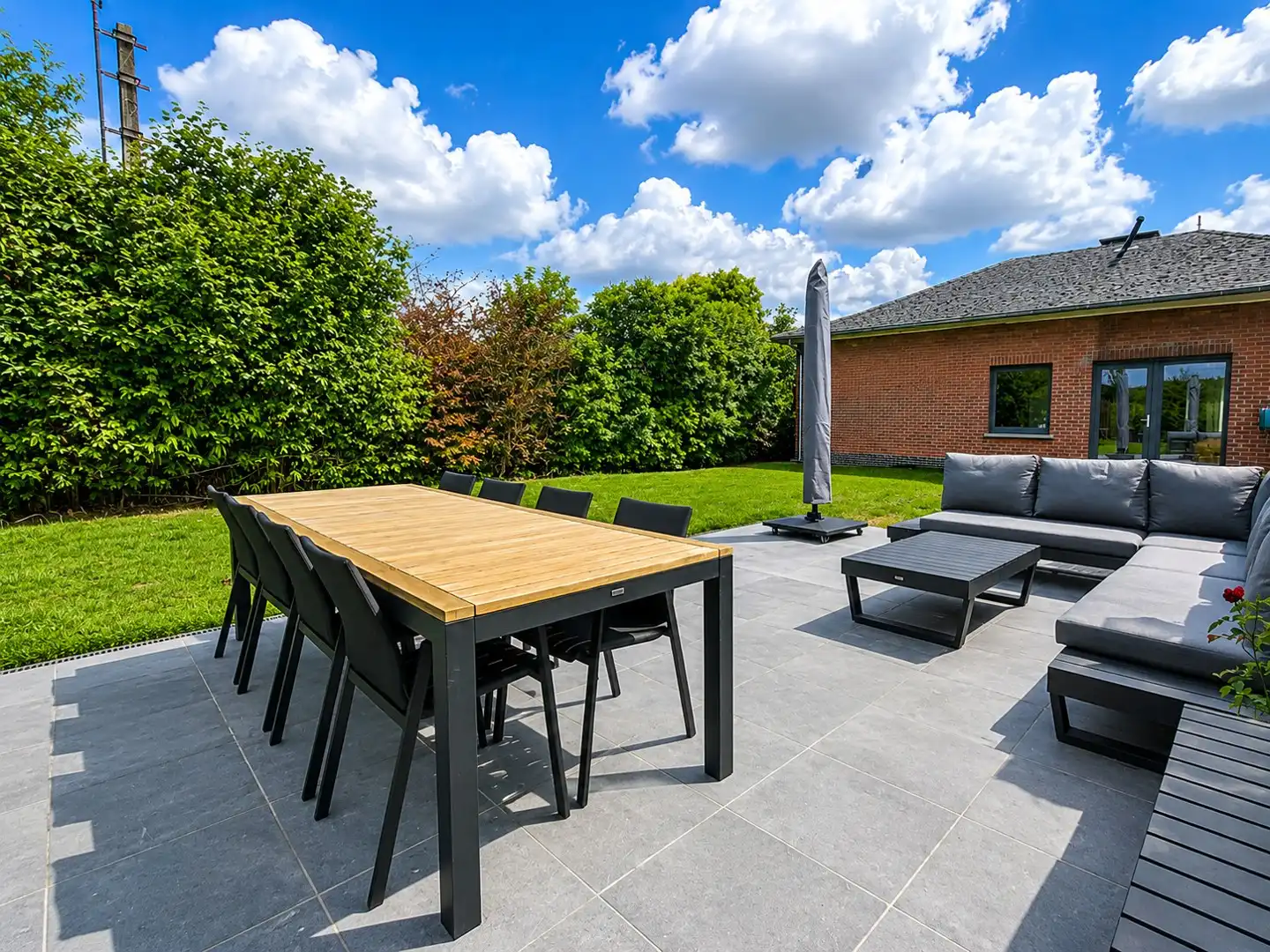 In een landelijke omgeving bevindt zich deze grondig gerenoveerde woning op een mooi perceel van 1.102 m². foto 3