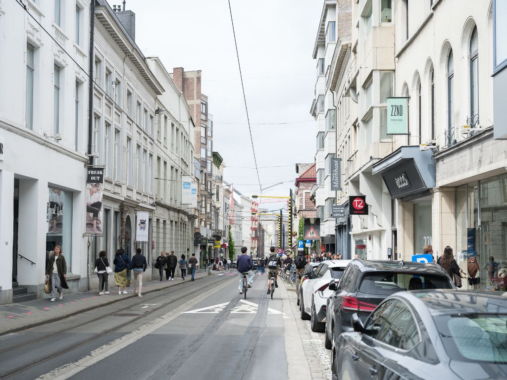 Centrum Gent – Nederkouter: Handelsruimte met buitenruimte te huur. foto 5