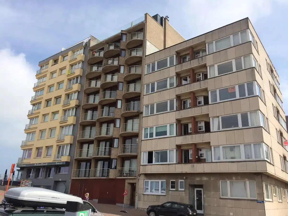 Gemeubeld tweeslaapkamerappartement met terras vlak aan de Zeedijk Oostende foto {{pictureIndex}}