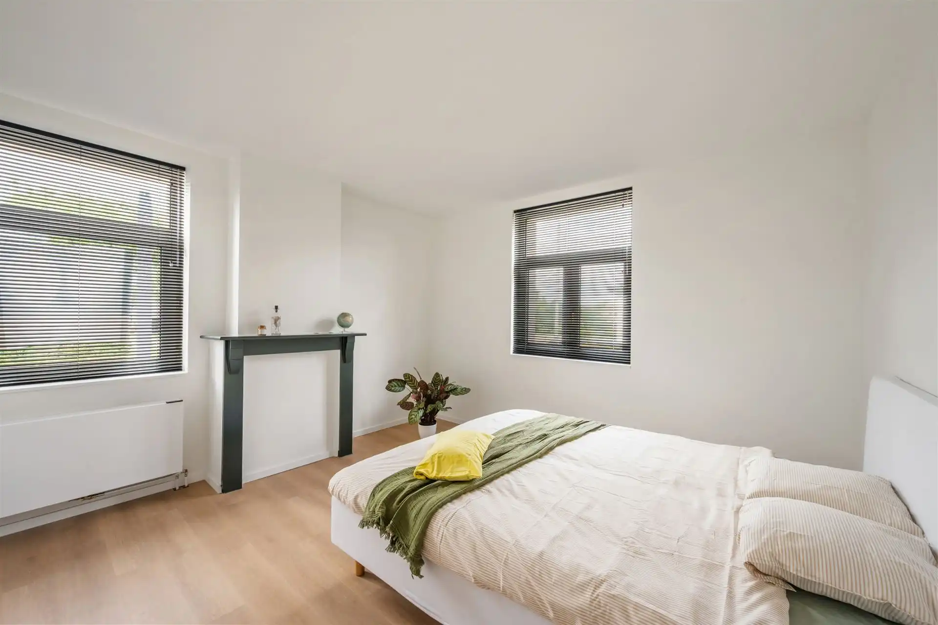 Kwalitatief gerenoveerde woning met 3 slk en leuk terras! foto 17