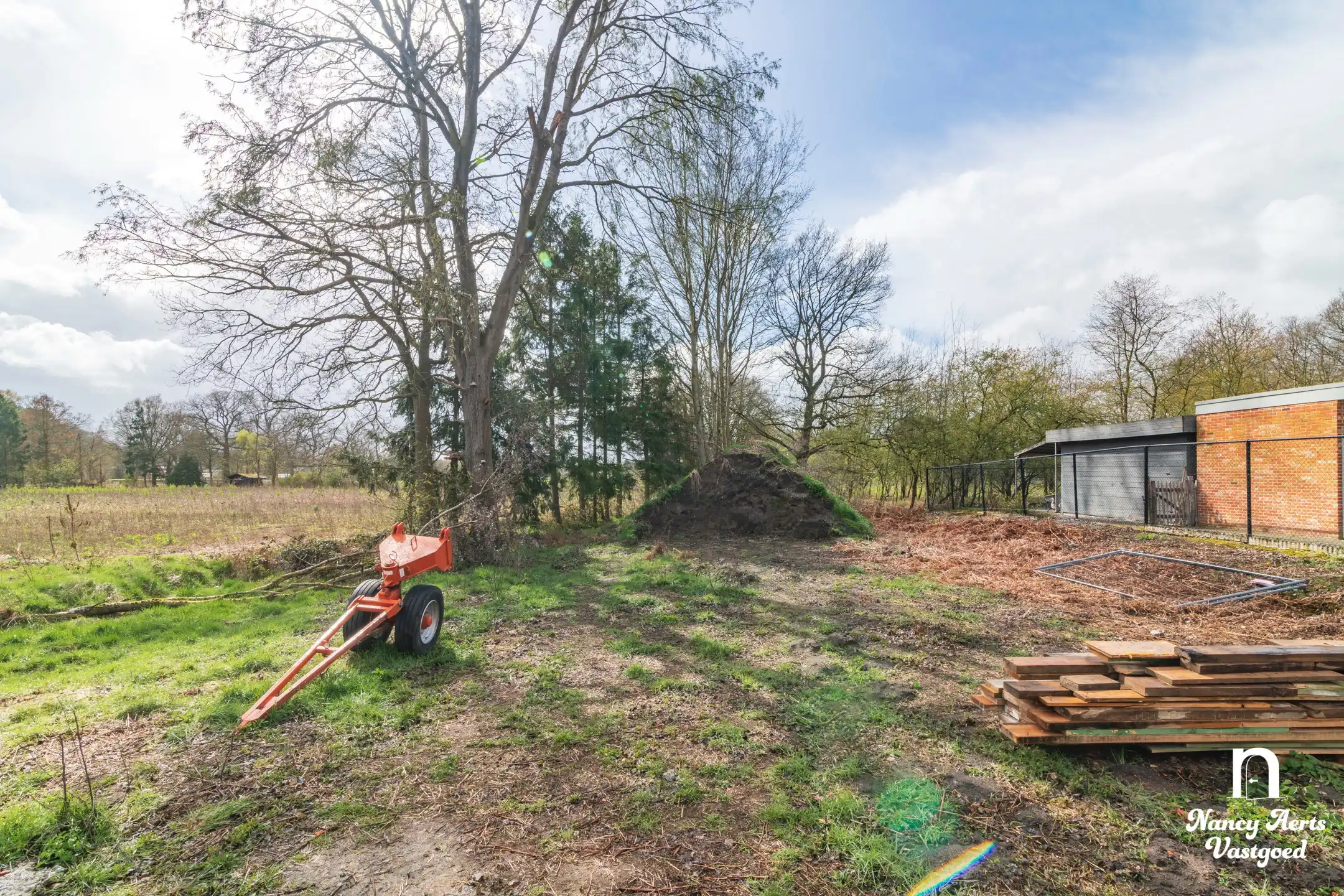 Ruime halfopen woning in opbouw met terras in rustige straat foto 21