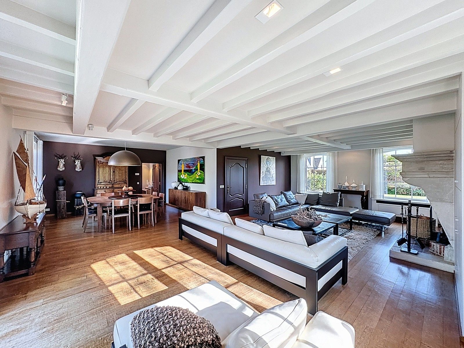 Instapklaar, luxueus afgewerkte VILLA (5 slpkms, dubbele garage, ...) met BIJGEBOUWEN (stallingen en bergplaats). Grondopp.: 2.814m² + Optioneel : braakliggend stuk industriegrond. foto 11