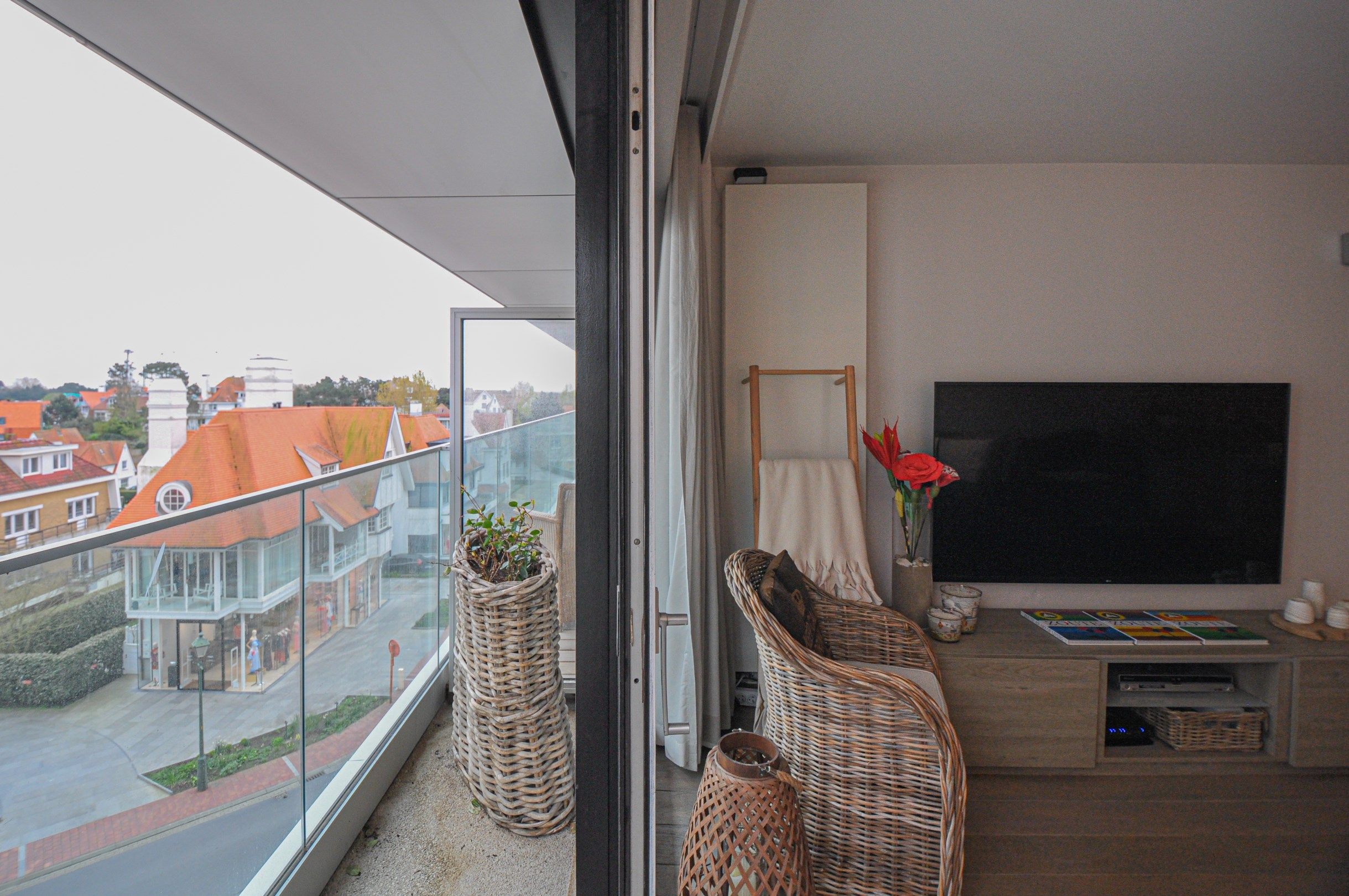 Drie slaapkamer appartement met een open zicht gelegen nabij het Driehoeksplein.  foto 11