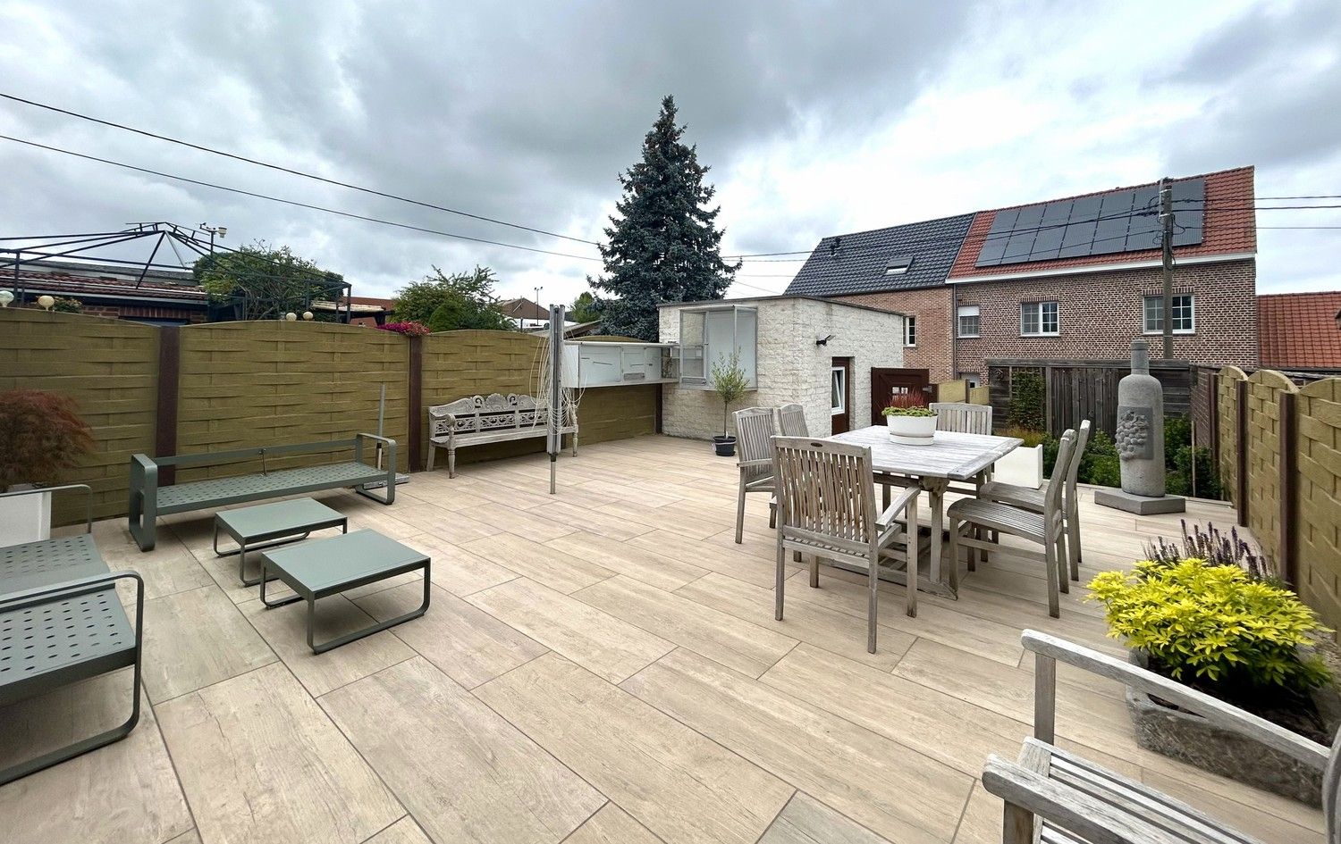 A must see - verrassend ruime woning met achteringang met privéparkeerplaatsen foto 16
