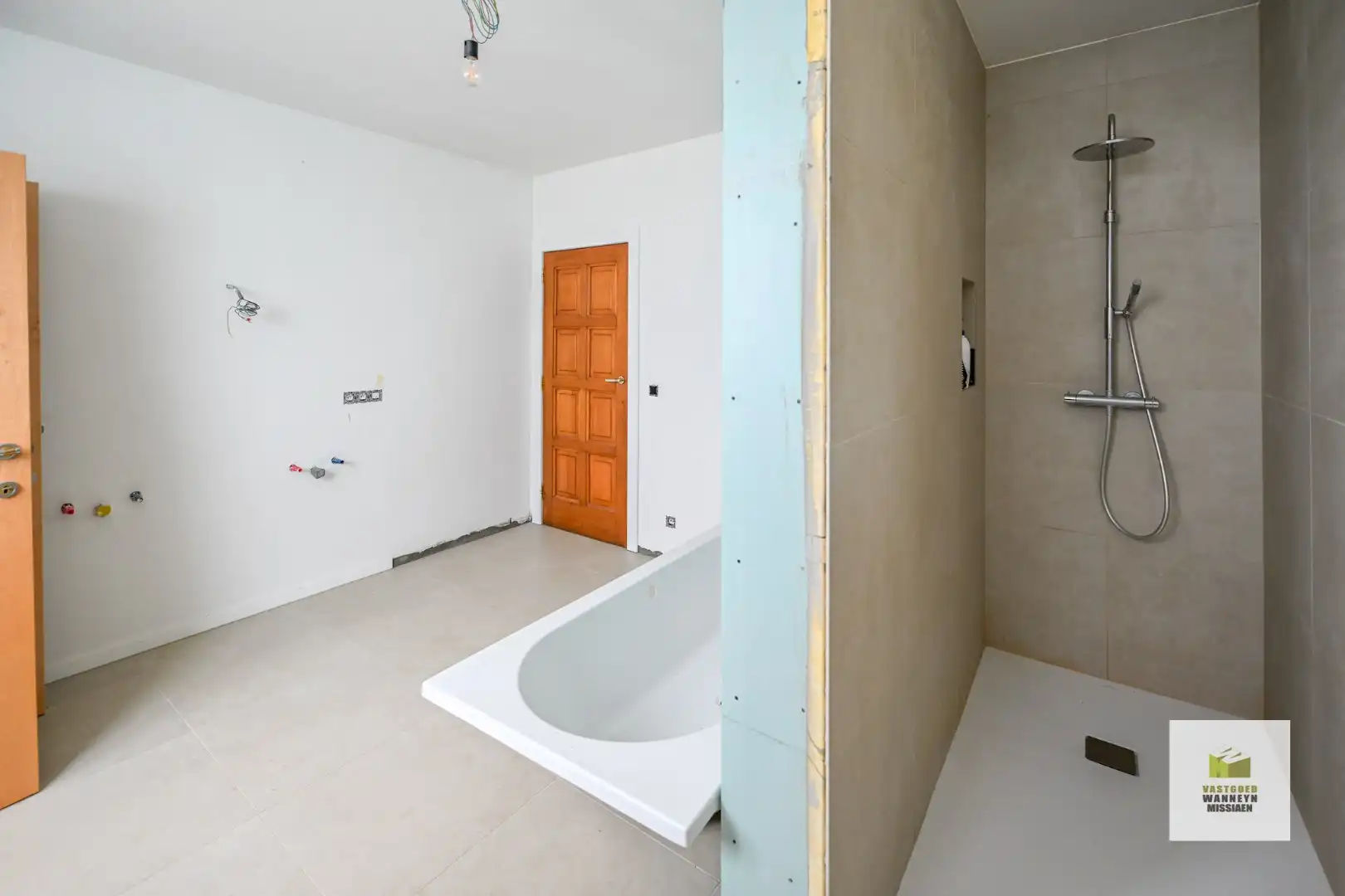 Gerenoveerde woning met 3slpk, garage en tuin op 648m2 foto 12