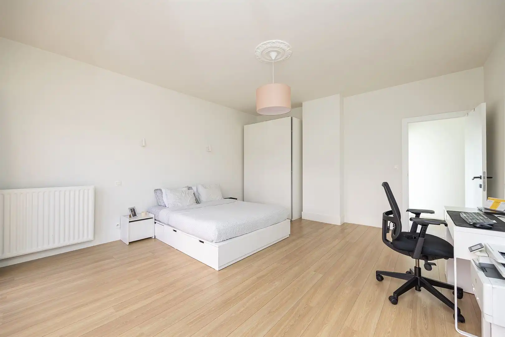Gerenoveerde woning met vier slaapkamers en garage op rustige locatie foto 9