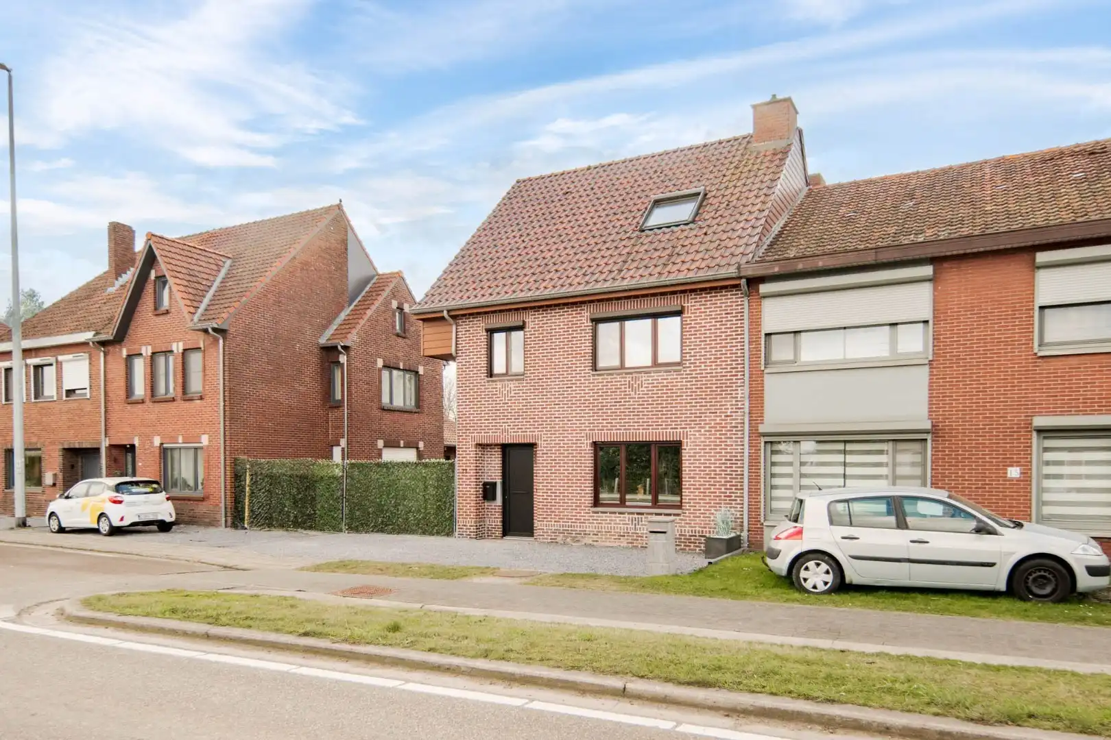 Gerenoveerde, goed onderhouden woning nabij het centrum van Bree mét een grote garage/werkplaats bereikbaar langs de Filterstraat aan de achterzijde van de woni foto 2