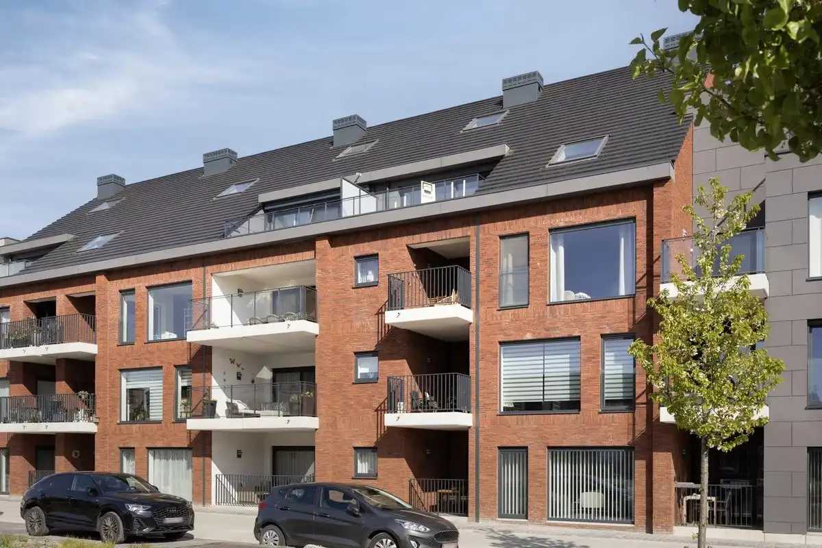 PENTHOUSE (DUPLEX) VAN 192 M² MET 3 SLPK'S MET PRACHTIG ZICHT IN BORGLOON foto {{pictureIndex}}