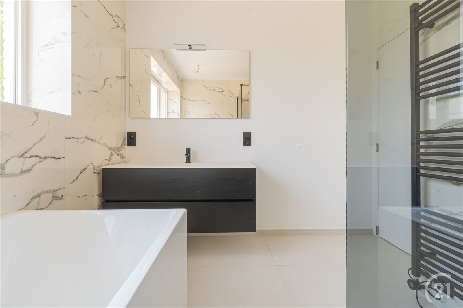 Magnifiek gerenoveerde woning met bijgebouw en parkeergelegenheid foto 16