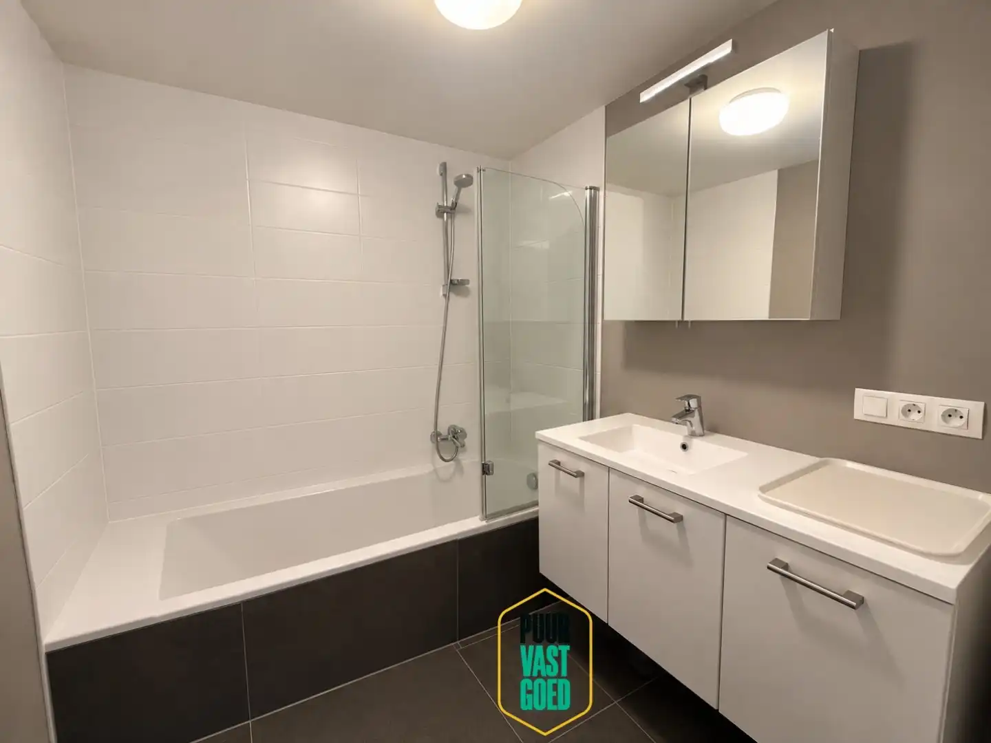 Recent appartement aan station met leuk zicht op plein foto 7