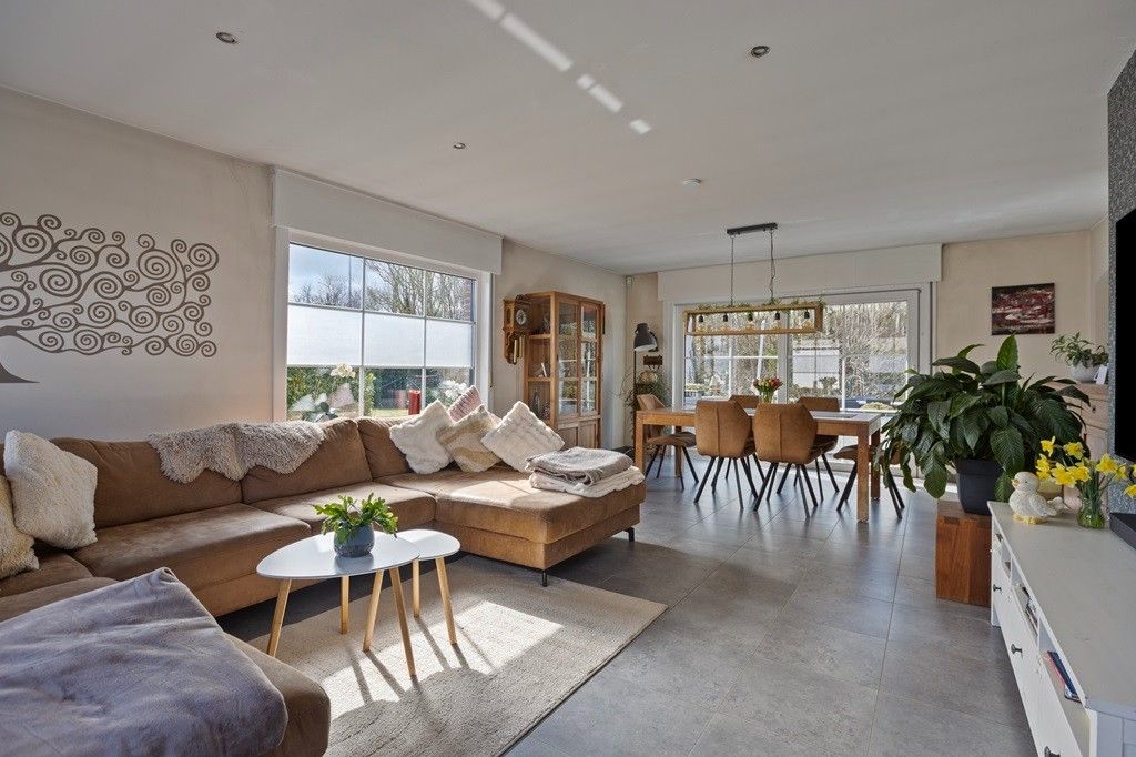 VEURNE: Stijlvolle en tijdloze villa in residentiële wijk met 4 slpks (waarvan 1 glvl.), 2 badk., dubbele garage en zonnige inplanting op 1.034m² grondopp. foto 4