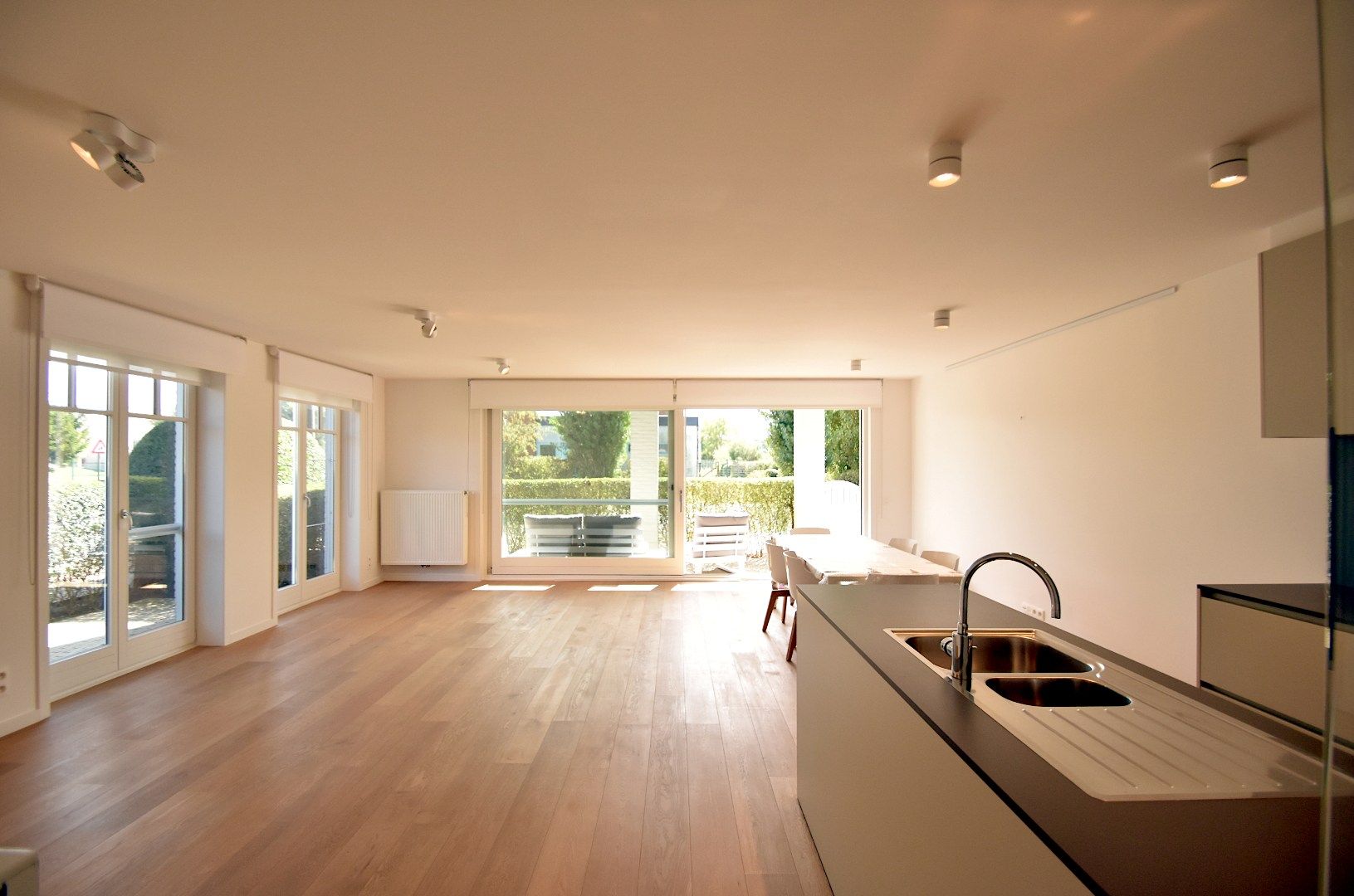 Ruim en elegant hoekappartement met drie terrassen foto 4