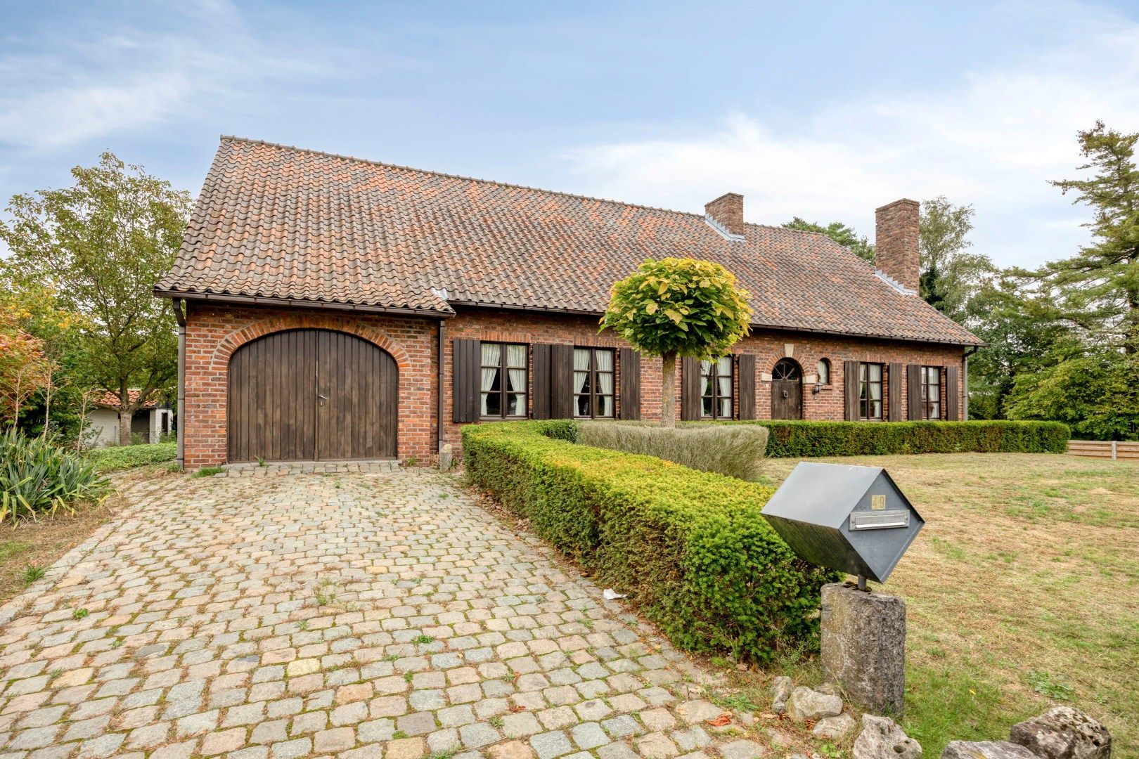 Op te frisse woning met 3 slaapkamers op 1.441 m² te Retie !  foto {{pictureIndex}}