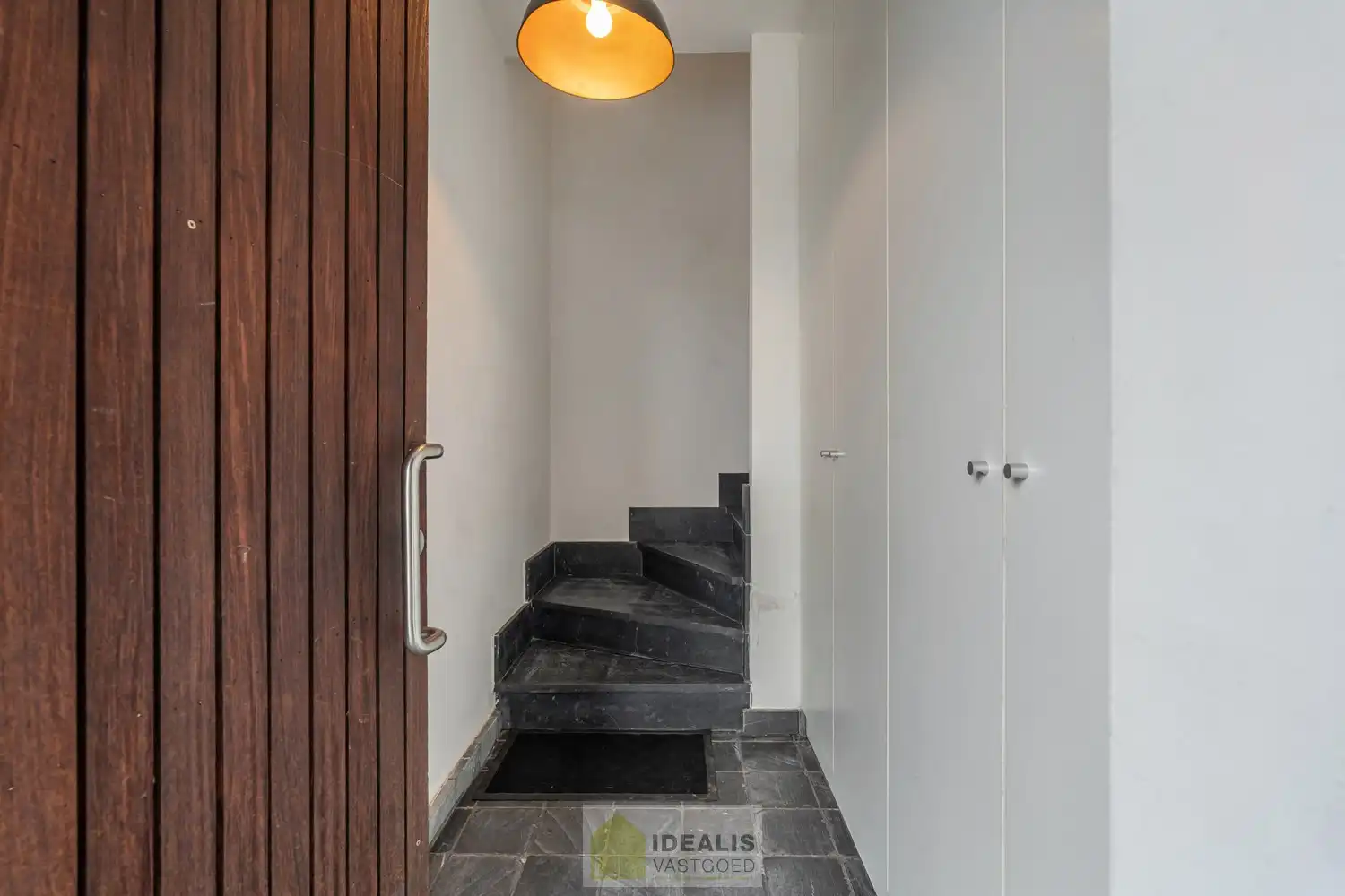 IDEALIS VASTGOED – GELIJKVLOERSE KANTOORRUIMTE MET BOVENLIGGEND APPARTEMENT OP EEN ZICHTLOCATIE IN DIEPENBEEK! Deze gelijkvloerse kantoorruimte van + - 105m² met bovenliggend apart toegankelijk appartement van + - 97 m² met zeer ruim terras is gelegen langs de Steenweg in Diepenbeek en heeft ruim voldoende parkeergelegenheid op eigen terrein. De perfecte zet voor zij die op zoek zijn naar een interessante investering op een zichtlocatie! foto 12