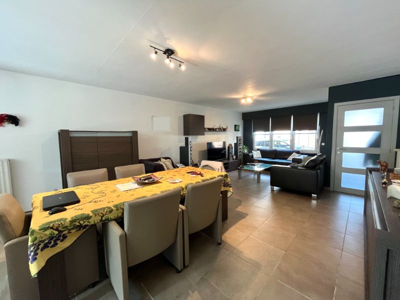 CENTRAAL GELEGEN GELIJKVLOERSAPPARTEMENT MET TWEE SLAAPKAMERS EN GARAGE TE HUUR foto 2