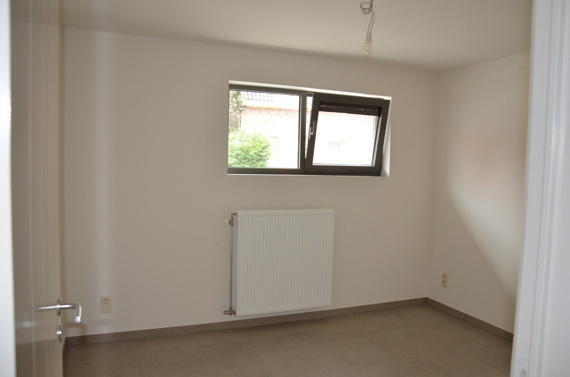 Gelijkvloers recent appartement met tuin. foto 2