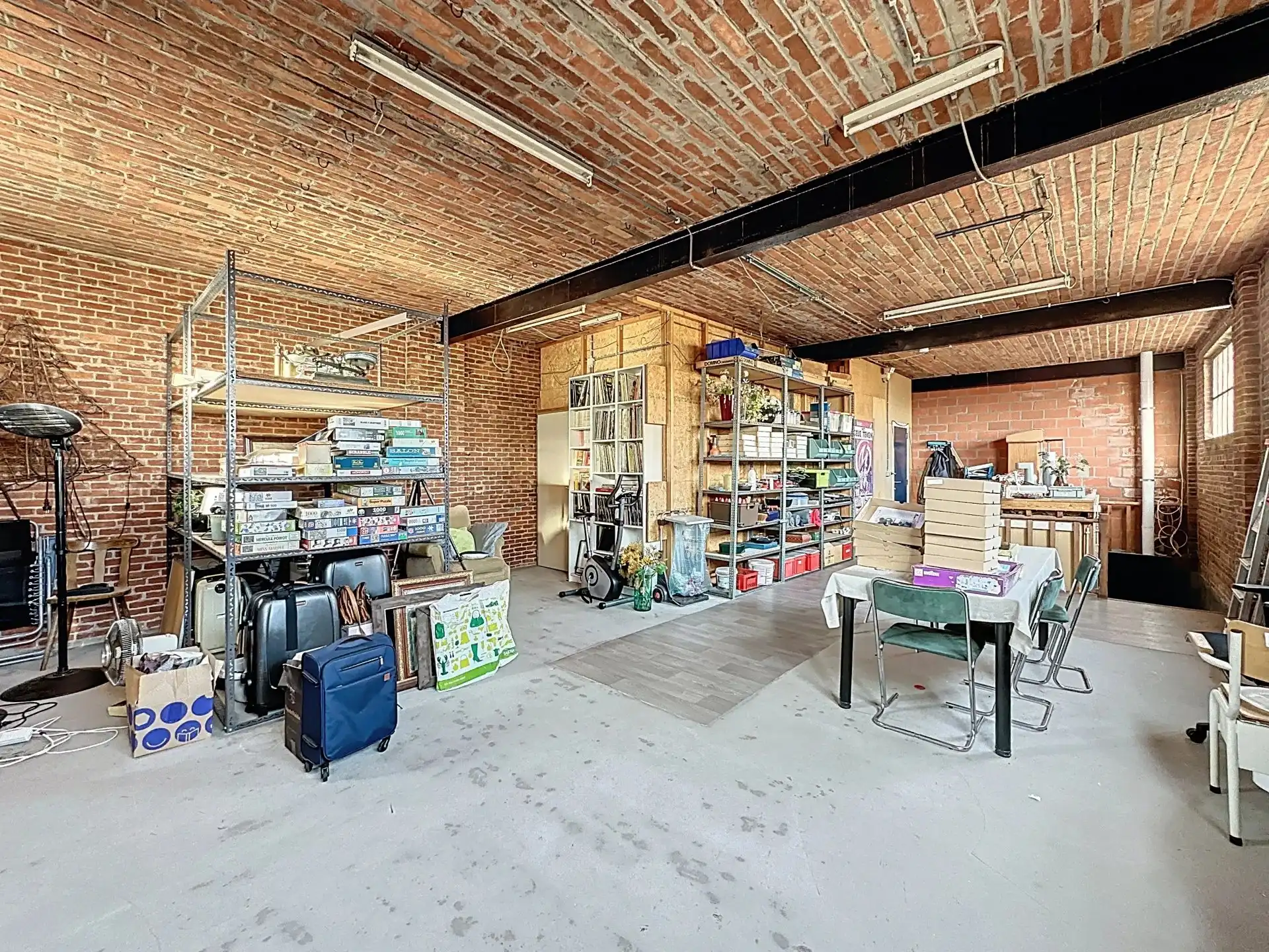 Zeer ruim en luxueus appartement met 2 slaapkamers, terras, tuin en overdekte staanplaats. foto 44