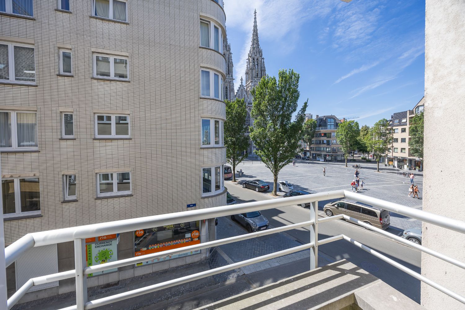 Gerenoveerd twee slaapkamer appartement in centrum Oostende foto 12