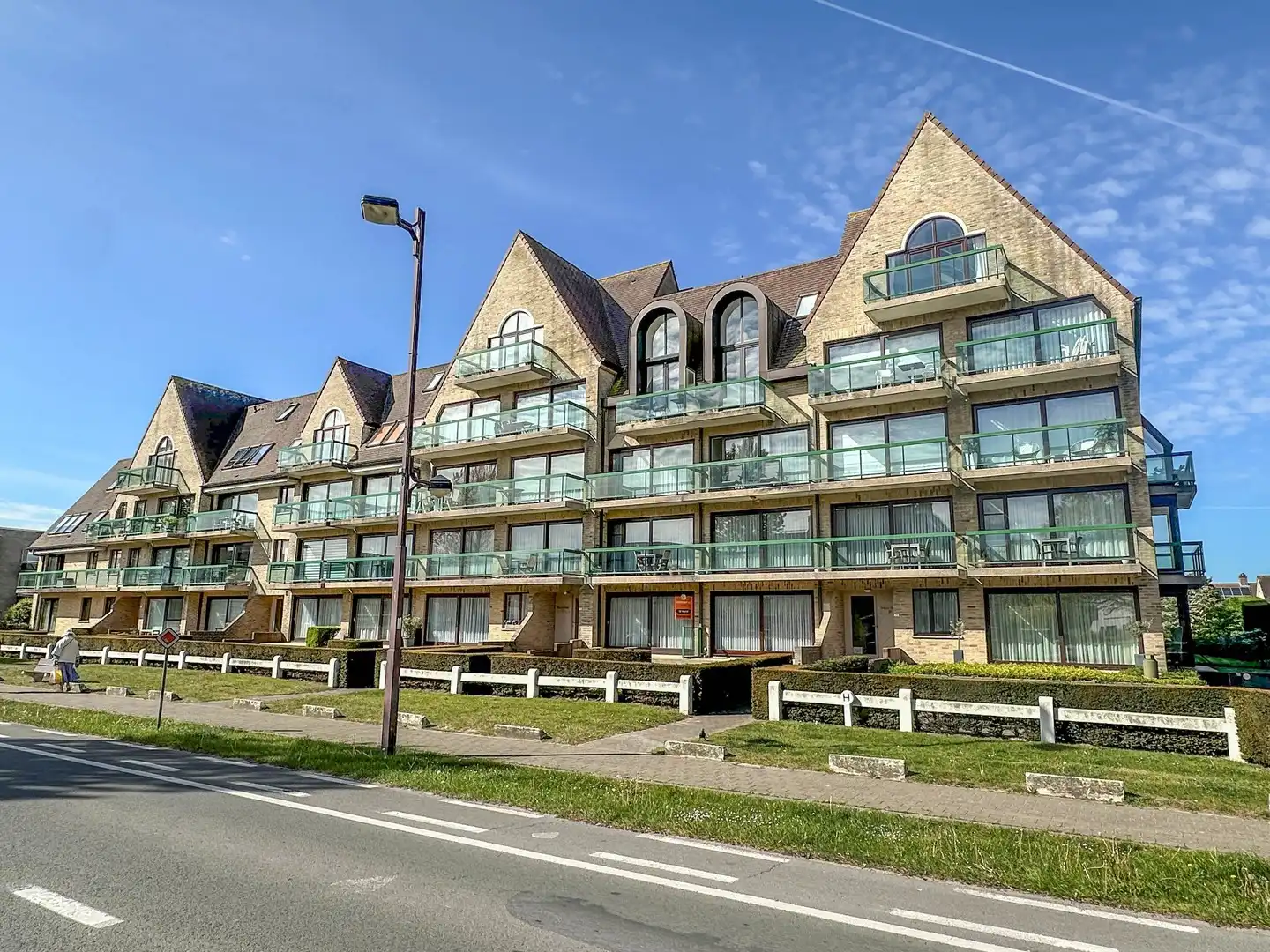 Instapklaar appartement met 2 brede zonneterrassen op een boogscheut van Oostduinkerke-bad. foto 13