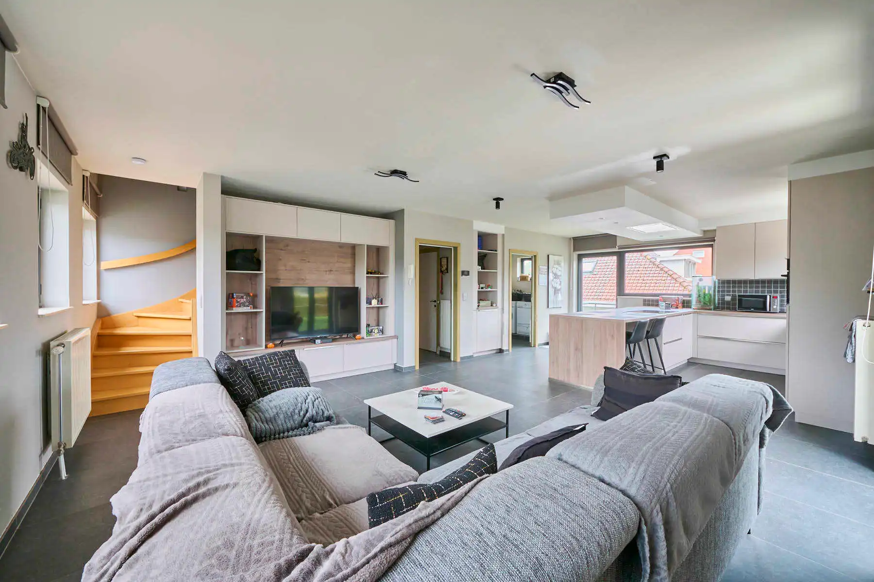 Lichtrijke duplex met open keuken en 2 slaapkamers foto 6