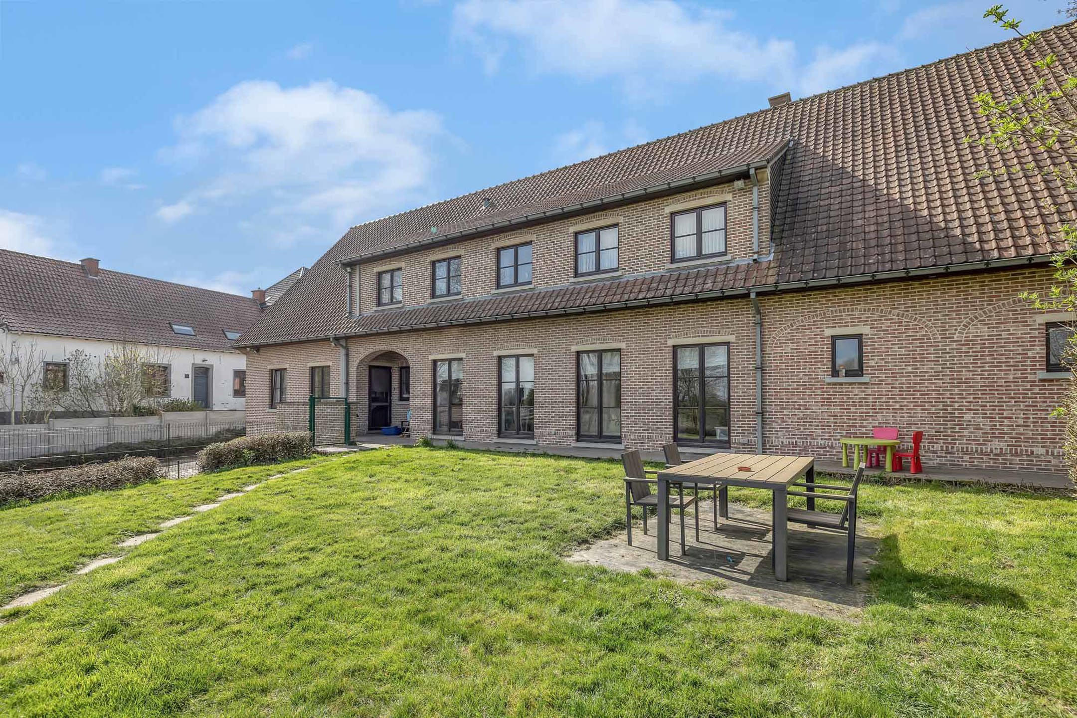 Statige villa met 5 slaapkamers op 16a86ca foto {{pictureIndex}}